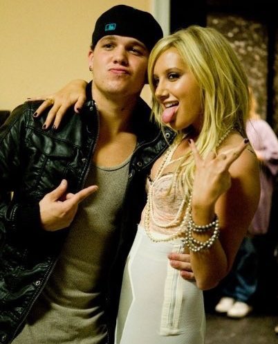 ThrowbackTisx's tweet photo. September 29th, 2009: Ashley Tisdale films her music video for “Crank It Up” in Los Angeles, California
•#WesleyQuinn #PaulAllen #JacobFatoorechi #CarolineClark #MikeTorres https://t.co/Z1BwX7l1A8