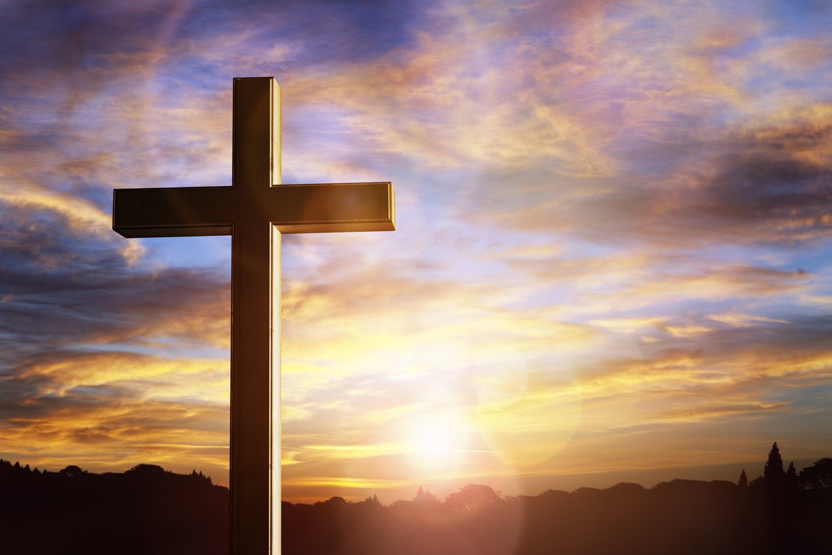 rildonobrega's tweet photo. Deus, estando além do tempo, cria o ser humano já sabendo do sofrimento da cruz. Ainda assim, escolhe criá-lo e amá-lo, entregando-se por suas criaturas. A cruz, portanto, representa o amor absoluto de Deus: o Criador se oferece àqueles que Ele mesmo criou. https://t.co/TkMQJ3HQDm