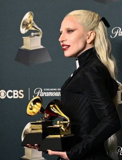 zuzupeepa's tweet photo. Don't know someone that looks more Targaryen than Gaga with bleached eyebrows and pearly white hair https://t.co/BzIe4YDZOf