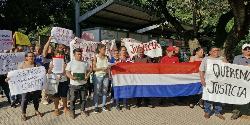 CuartoPoder_Py's tweet photo. 🔴 HUMILDES FAMILIAS PAGARON SUS TERRENOS, PERO IGUAL VAN A REMATE: VÍCTIMAS DE GONZÁLEZ DAHER EXIGEN FRENAR SUBASTA DE SUS INMUEBLES 
 Por @dianacenturionm, periodista de #4toJudiciales

◾ Riesgo de despojo: Al menos 300 familias de Luque, Limpio, San Lorenzo y Capiatá denuncian que sus terrenos —los cuales aseguran haber pagado por completo— corren el riesgo de ser subastados tras ser comisados por el Estado, al figurar a nombre de Fernando González Karjallo, hijo de Ramón González Daher.

◾ Protesta y falta de respuestas: Un grupo de afectados se manifestó frente al Palacio de Justicia para frenar las remates. Sin embargo, no fueron recibidos por la jueza de ejecución titular por encontrarse de vacaciones, y la jueza interina no les dio una respuesta favorable, según denunció Liliana Leiva, una de las afectadas.

◾ Irregularidad inmobiliaria: Las familias poseen contratos privados y comprobantes de pago total, pero la inmobiliaria comercializadora nunca regularizó las titulaciones. Incluso, personas con cuotas saldadas en agosto sufrieron la subasta de sus inmuebles el pasado 24 de septiembre.

◾ Próxima subasta en la mira: Al menos 41 familias de la fracción Delcia están en lista para la siguiente subasta pública. Muchas de las víctimas ya tienen sus viviendas construidas en dichos predios.
@PoderJudicialPY @MinPublicoPy