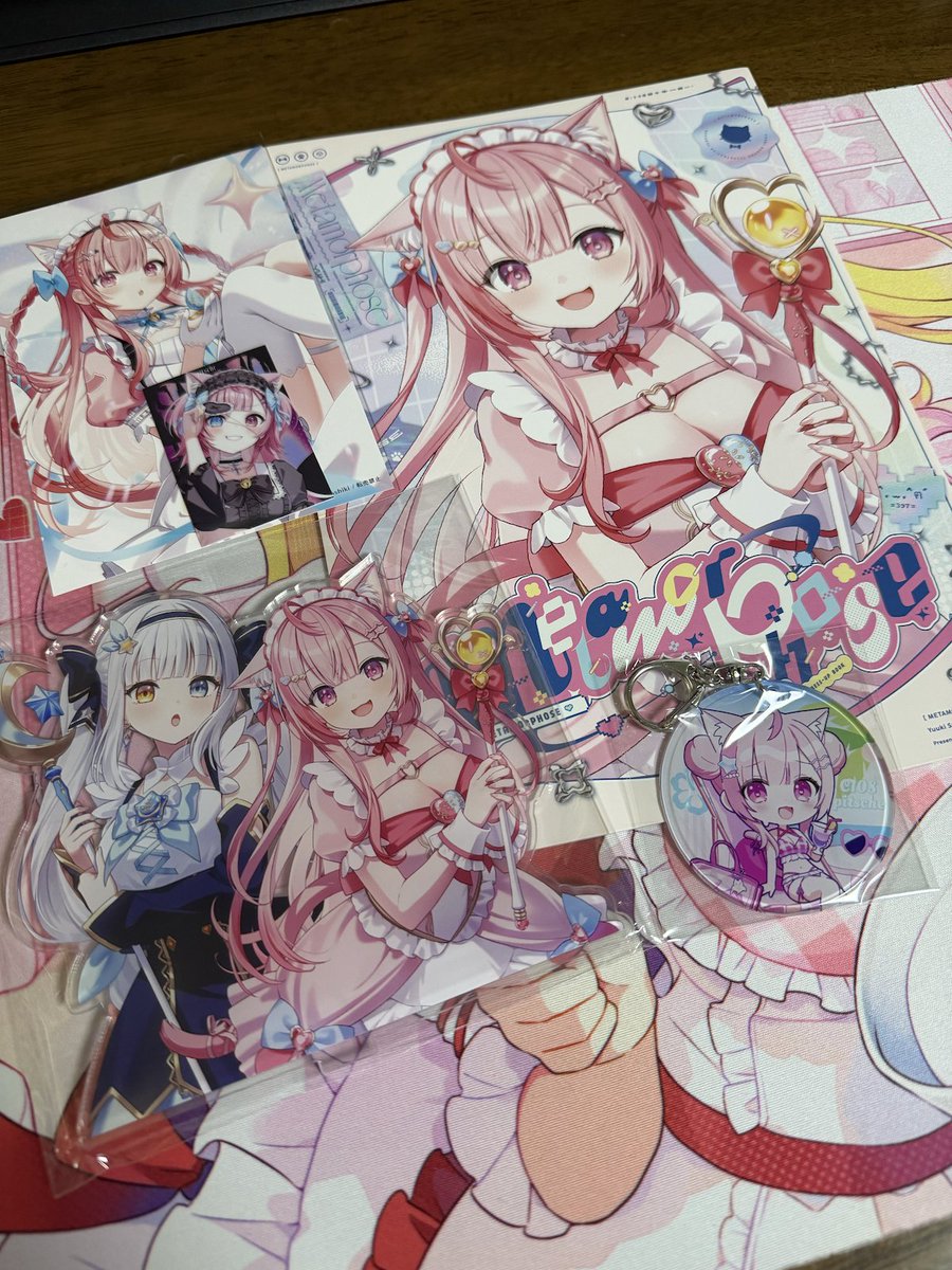 Yukingosu's tweet photo. やっと地獄の連勤が終わった...
ももしき先生の【C108】Metamorphose新刊セットも届いた！

これでしばらく生きられる
再販に感謝 https://t.co/WmfznaqTl7