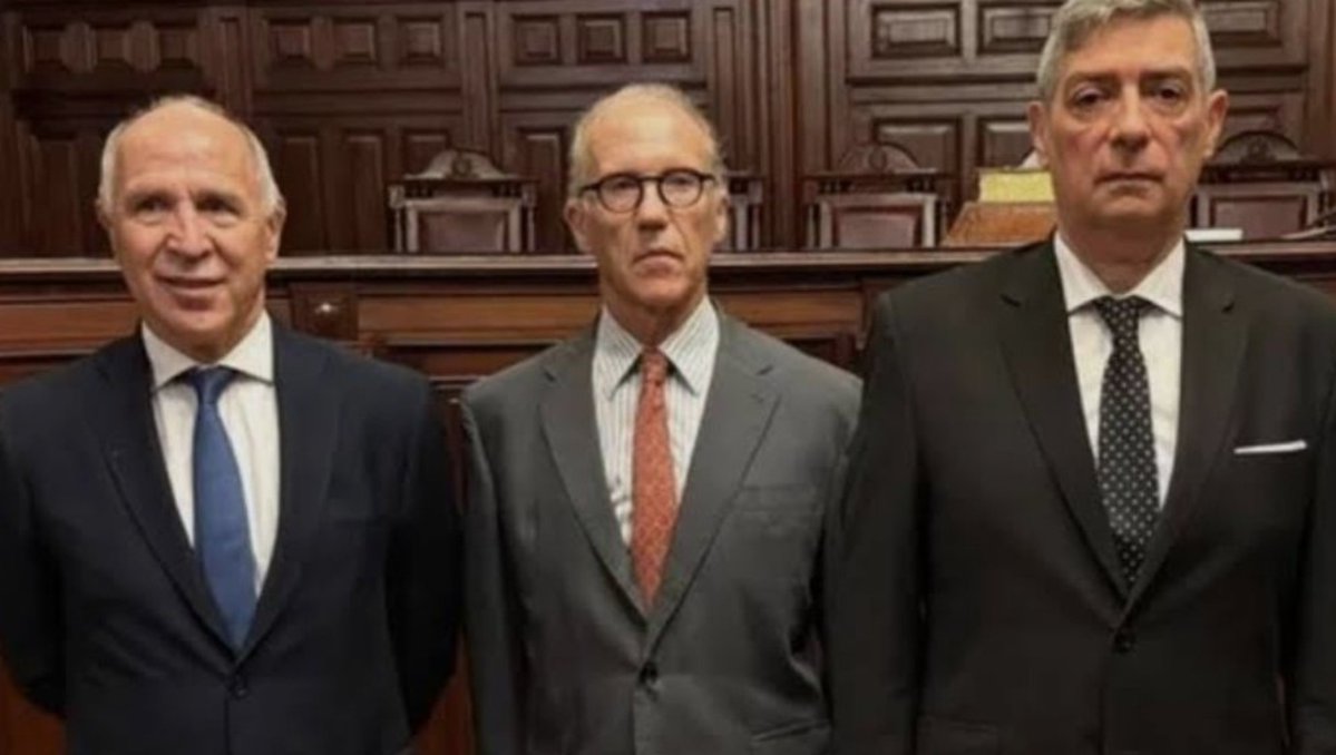 AleBorgattaVC's tweet photo. Ley de Tierras: el Pueblo la defendió en las calles, la Corte Suprema la derogó.

En Diputados tenemos que  rechazar el DNU 70 del gobierno nacional que permite rematarlas a capitales extranjeros. El Senado ya lo hizo.

Es otro momento crucial para unirnos para defender  el país. https://t.co/68DM2rYfeA