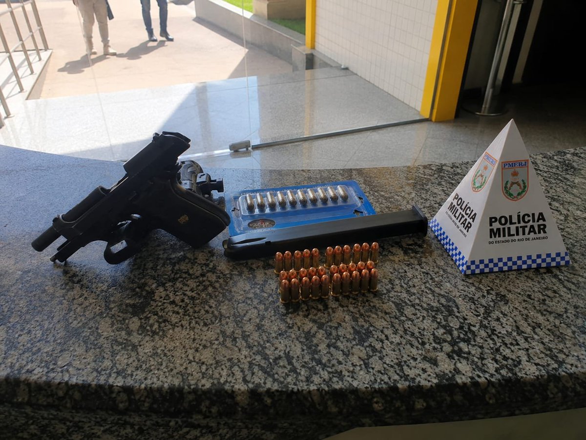 PMERJ's tweet photo. 🚨 29º BPM APREENDE PISTOLA E 41 MUNIÇÕES EM ITALVA

Policiais do #29BPM, em apoio à Polícia Civil, apreenderam uma pistola calibre .380, dois carregadores e 41 munições em Alto da Boa Vista, Italva. Duas pessoas foram conduzidas à 148ª DP. https://t.co/Z5QYUSt7ek