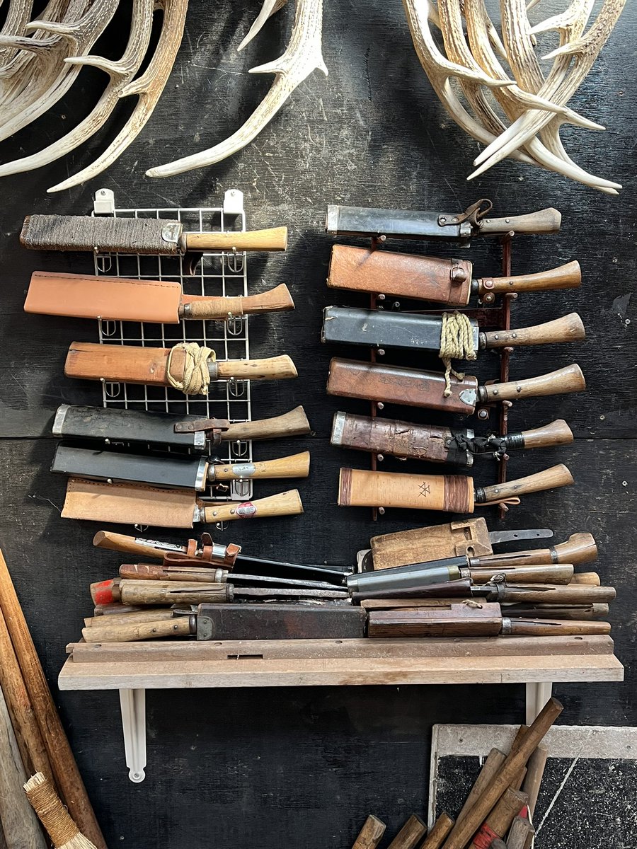 o2pine's tweet photo. 杣道具収集、「鉈」。所山小屋から引越し先の工房へ持ってきた。自慢は北海道長運斎の鉈、三兄弟全員の鉈を持っている。 https://t.co/KS4QTE3v6J