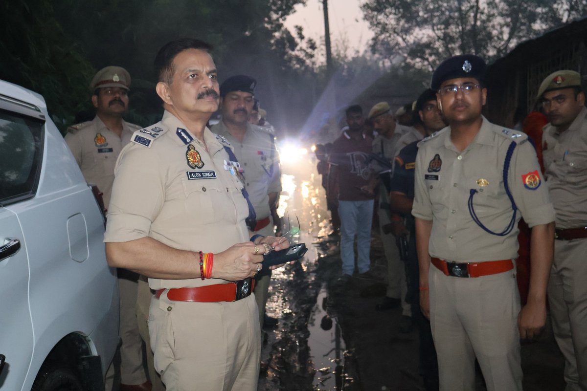 compac26's tweet photo. 🌊 *पुल��स महानिदेशक पीएसी उत्तर प्रदेश लखनऊ श्री आलोक सिंह (IPS)* द्वारा दिनांक 29/09/2026 को *जनपद कुशीनगर के तहसील तमकुहीराज* क्षेत्र में बाढ़ की स्थिति एवं राहत-बचाव कार्यों का स्थलीय निरीक्षण किया गया।
@UPGovt @Uppolice @Dgpacup https://t.co/EUDVzGK7HI