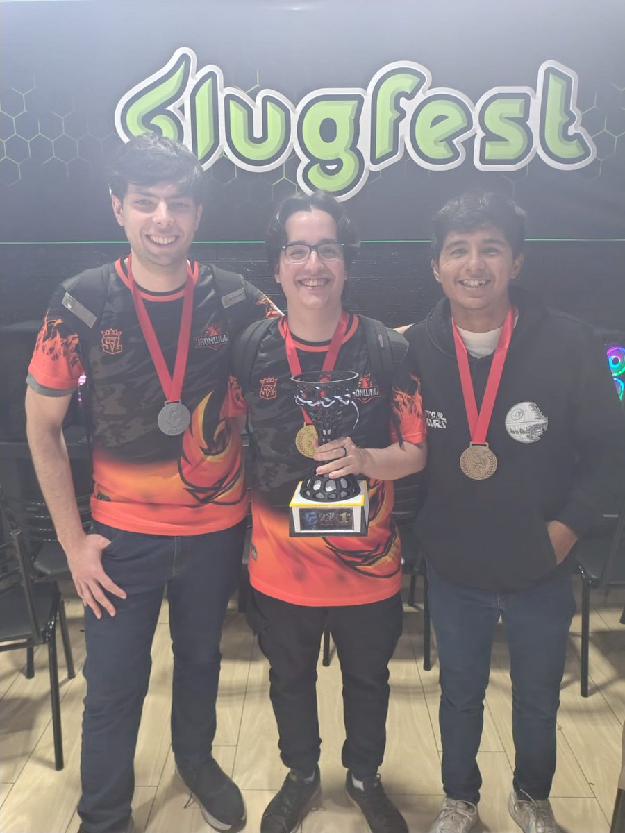 Cartu_Cup_'s tweet photo. Después de una jornada llena de grandes sets y momentos increíbles, este fue el Top 3 de la Cartu Cup x SlugFest.

¡Felicitaciones a los finalistas y gracias a todos por formar parte de este torneo!

#StreetFighter6 #FGC #FGCArgentina https://t.co/nr7aE1GjZ2