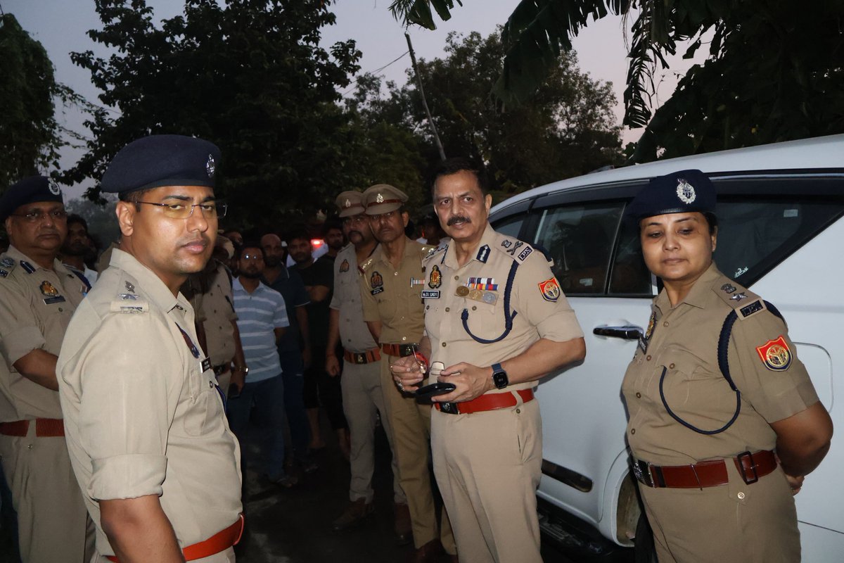 compac26's tweet photo. 🌊 *पुल��स महानिदेशक पीएसी उत्तर प्रदेश लखनऊ श्री आलोक सिंह (IPS)* द्वारा दिनांक 29/09/2026 को *जनपद कुशीनगर के तहसील तमकुहीराज* क्षेत्र में बाढ़ की स्थिति एवं राहत-बचाव कार्यों का स्थलीय निरीक्षण किया गया।
@UPGovt @Uppolice @Dgpacup https://t.co/EUDVzGK7HI