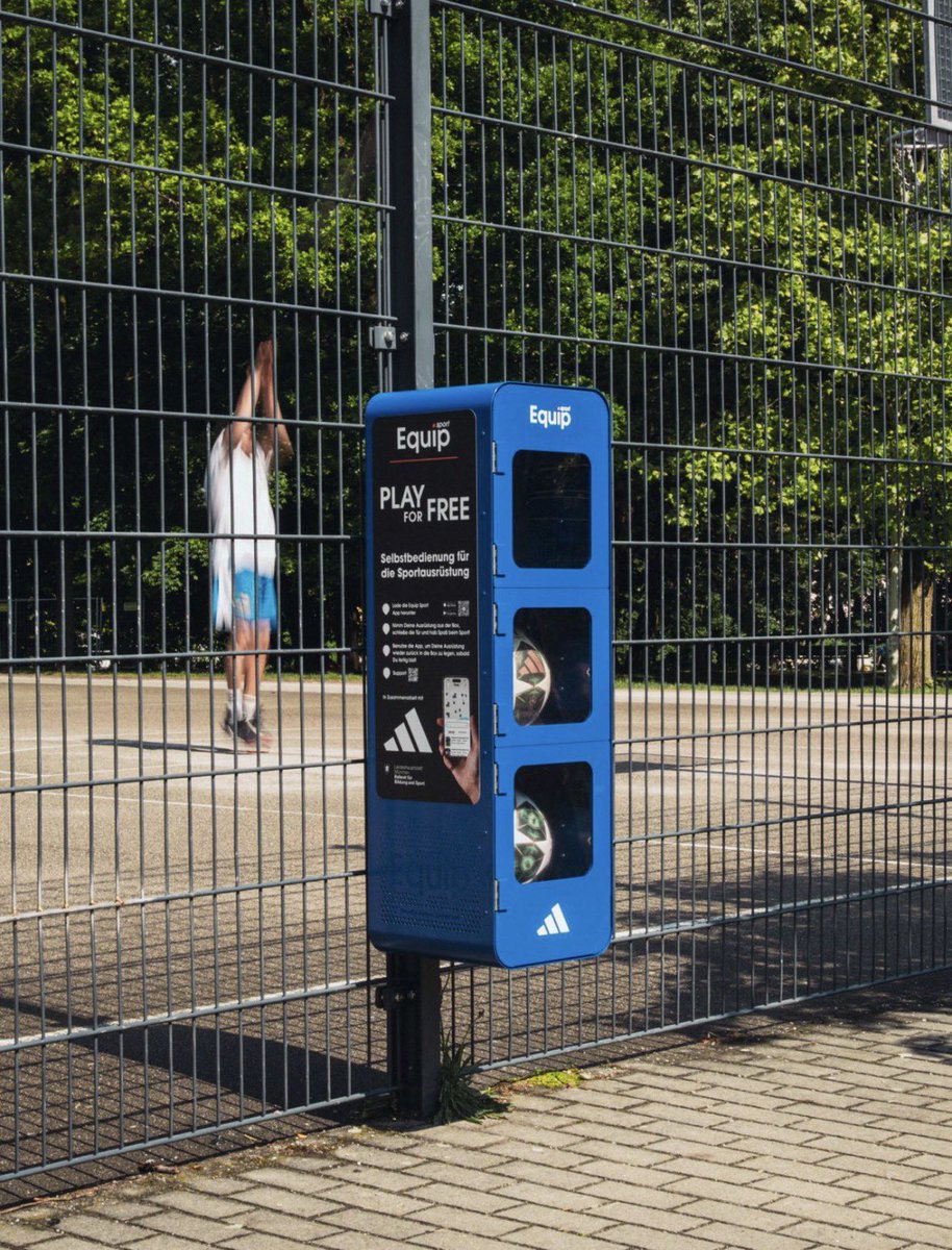 takaboon9's tweet photo. 公園で無料ボール貸し出し⚽️🇩🇪

先進国ならではの施策、ブランド広告にもなるし、利用者はボールを無料で借りることができて嬉しい！

しかもボールはCL決勝トーナメントで使われたモデルとのこと。 https://t.co/WFW0Z760a2