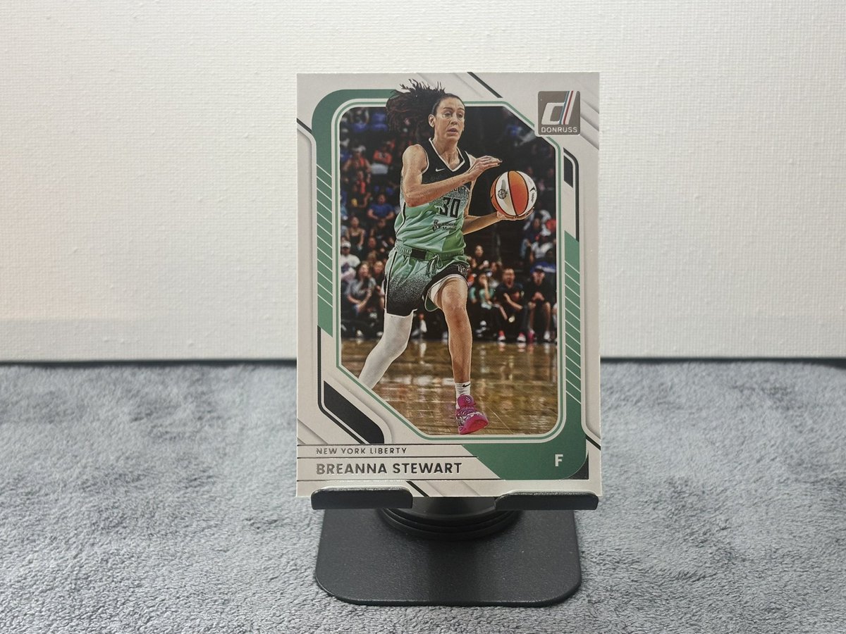 loscardarchive's tweet photo. Ripped a blaster this morning. Loaded up cards on my eBay and Mercari. Check them out!!!π #wnba #panini #donruss #wnbacards #basketballcards #ebayseller #mercariseller https://t.co/2orr8TVSog
