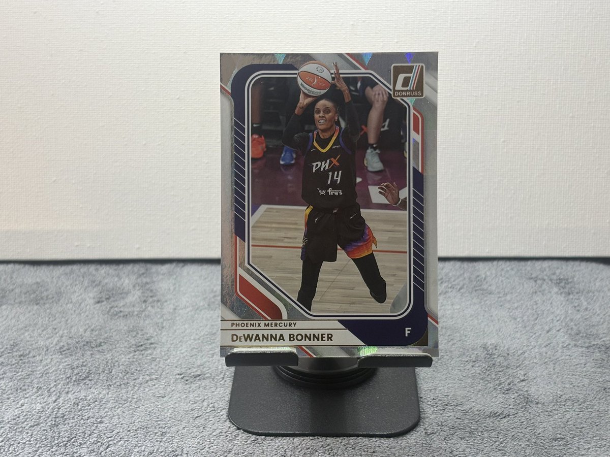 loscardarchive's tweet photo. Ripped a blaster this morning. Loaded up cards on my eBay and Mercari. Check them out!!!π #wnba #panini #donruss #wnbacards #basketballcards #ebayseller #mercariseller https://t.co/2orr8TVSog