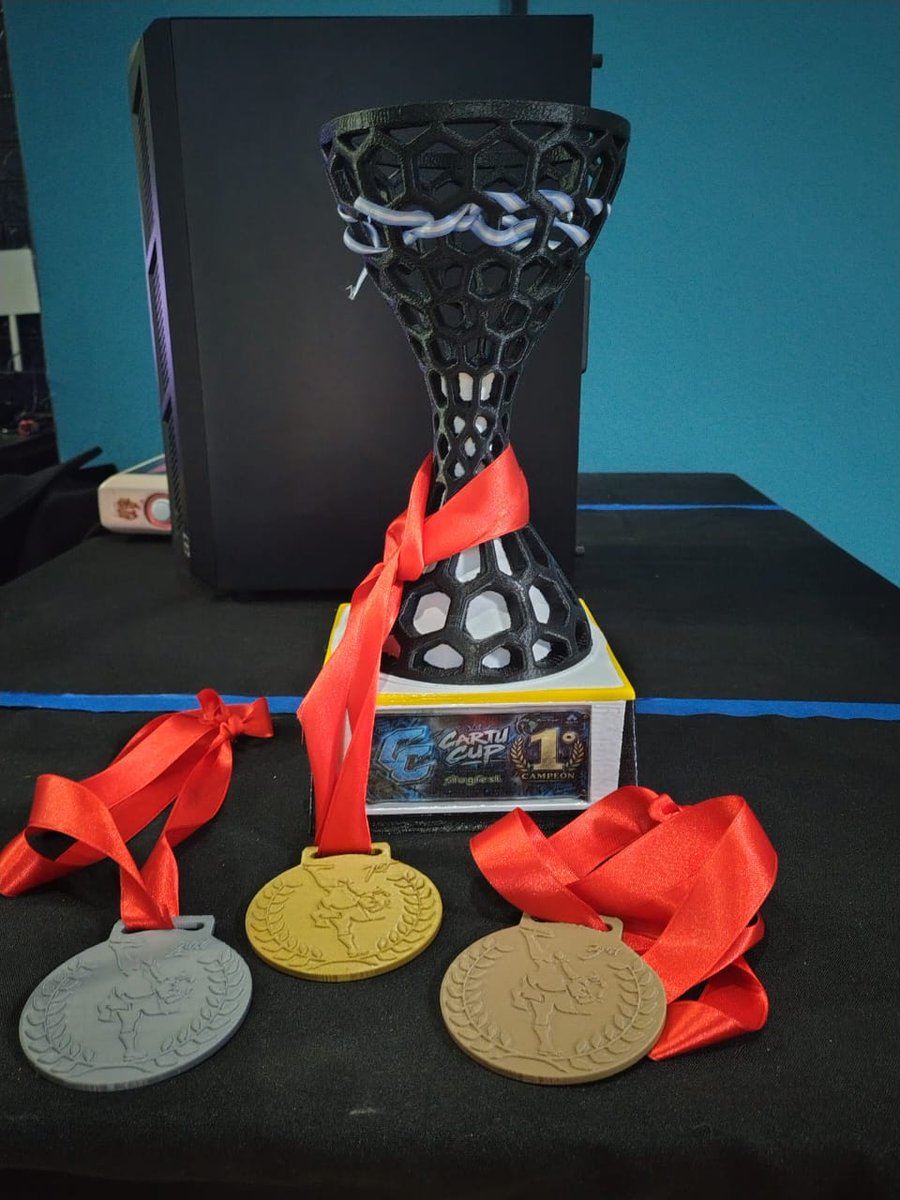 Cartu_Cup_'s tweet photo. Después de una jornada llena de grandes sets y momentos increíbles, este fue el Top 3 de la Cartu Cup x SlugFest.

¡Felicitaciones a los finalistas y gracias a todos por formar parte de este torneo!

#StreetFighter6 #FGC #FGCArgentina https://t.co/nr7aE1GjZ2