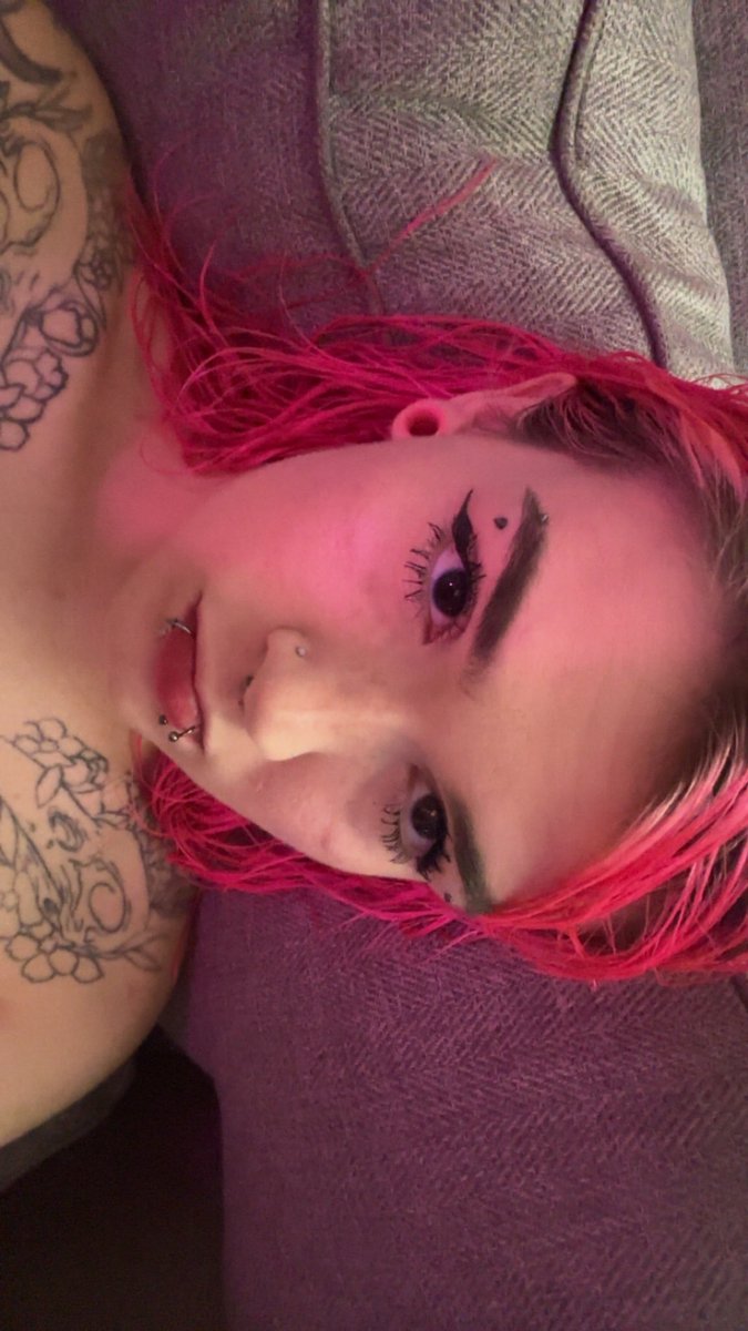 craezy666's tweet photo. kinda like the no false eyelash look https://t.co/BhmGRyFKUJ