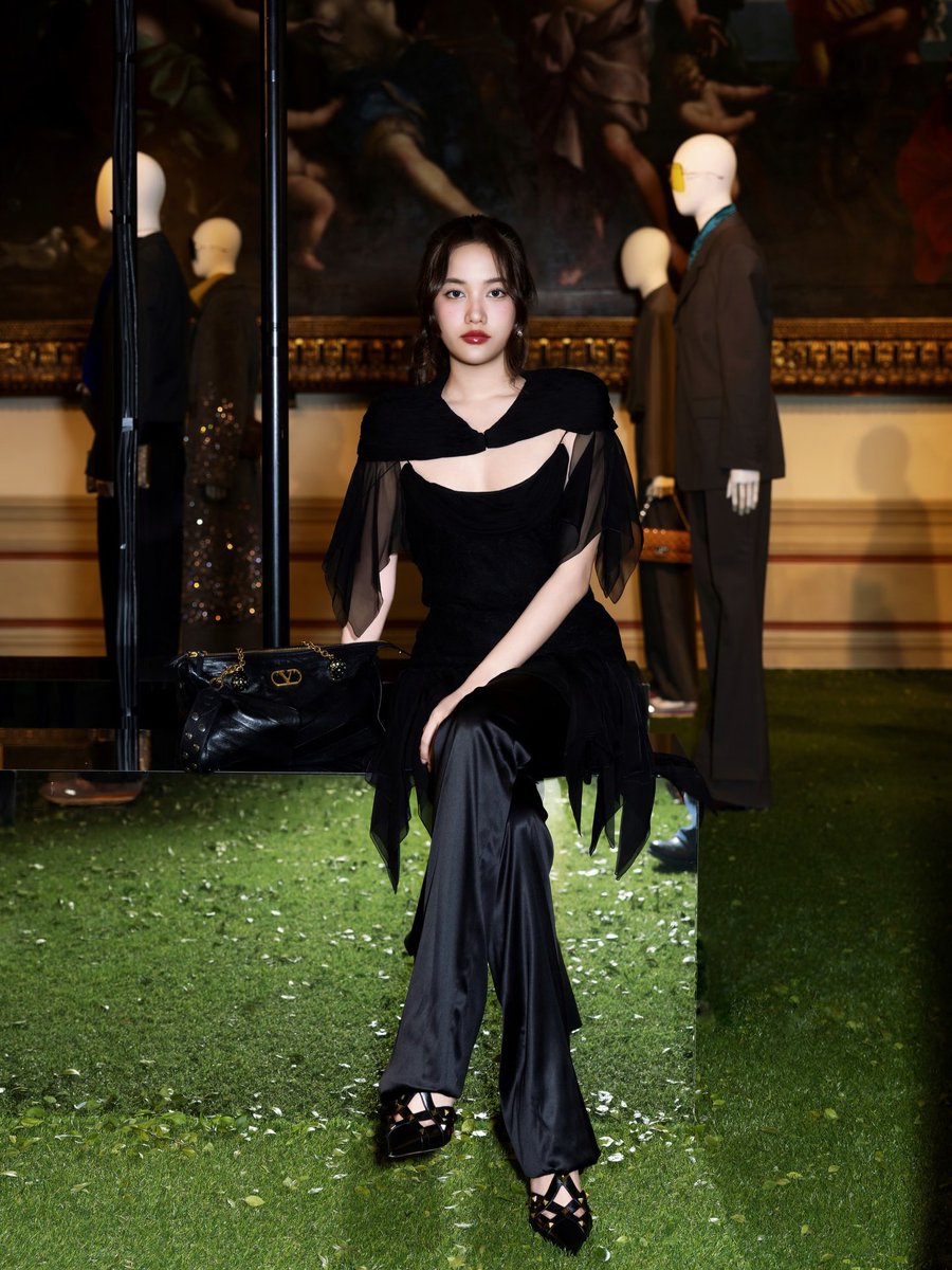 ivyfreen's tweet photo. Valentino hottie 

@srchafreen
@ValentinoTH
@MaisonValentino

#PFW 
#srchafreen 
#FreenSarocha
#ValentinoxFreen
#ValentinoGaravani https://t.co/awcroz4HJq