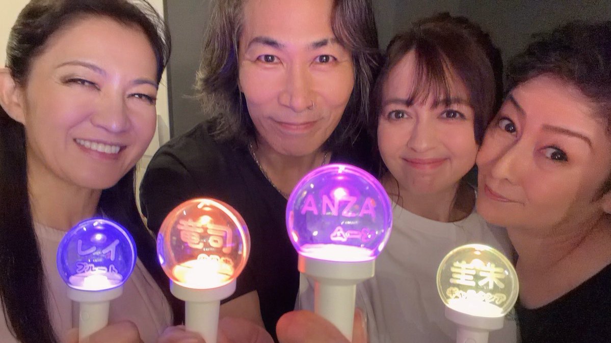 rei109x's tweet photo. #anza♾️小坂明子ライブ3553の余韻に浸りながら、既に思い出となってしまった写真達をアップ☆プレゼントも沢山ありがとう😊それぞれの顔や名前入りグッズも作ってくれてて感動⭐️セラムングッズも可愛いし、私の健康を気遣ってくれるプレゼントにも感謝☆何よりお手紙が嬉しくて当時を思い出したわ💜 https://t.co/hflgonHXXI