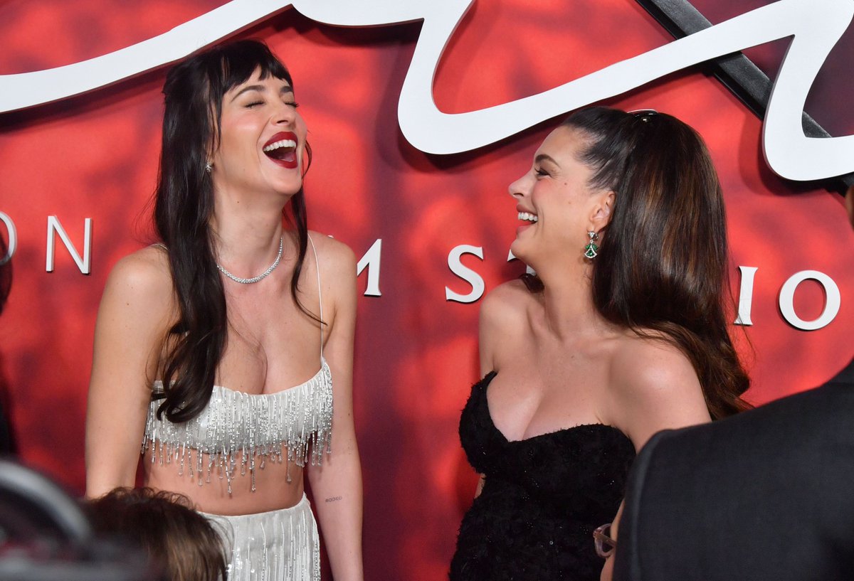 ahathawayfiles's tweet photo. Anne Hathaway and Dakota Johnson at the "Verity" premiere in New York City. 🖤 https://t.co/3zrYHCFJsW