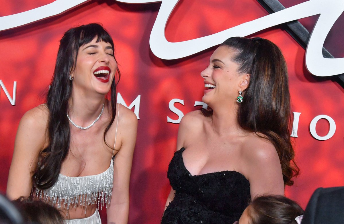 ahathawayfiles's tweet photo. Anne Hathaway and Dakota Johnson at the "Verity" premiere in New York City. 🖤 https://t.co/3zrYHCFJsW