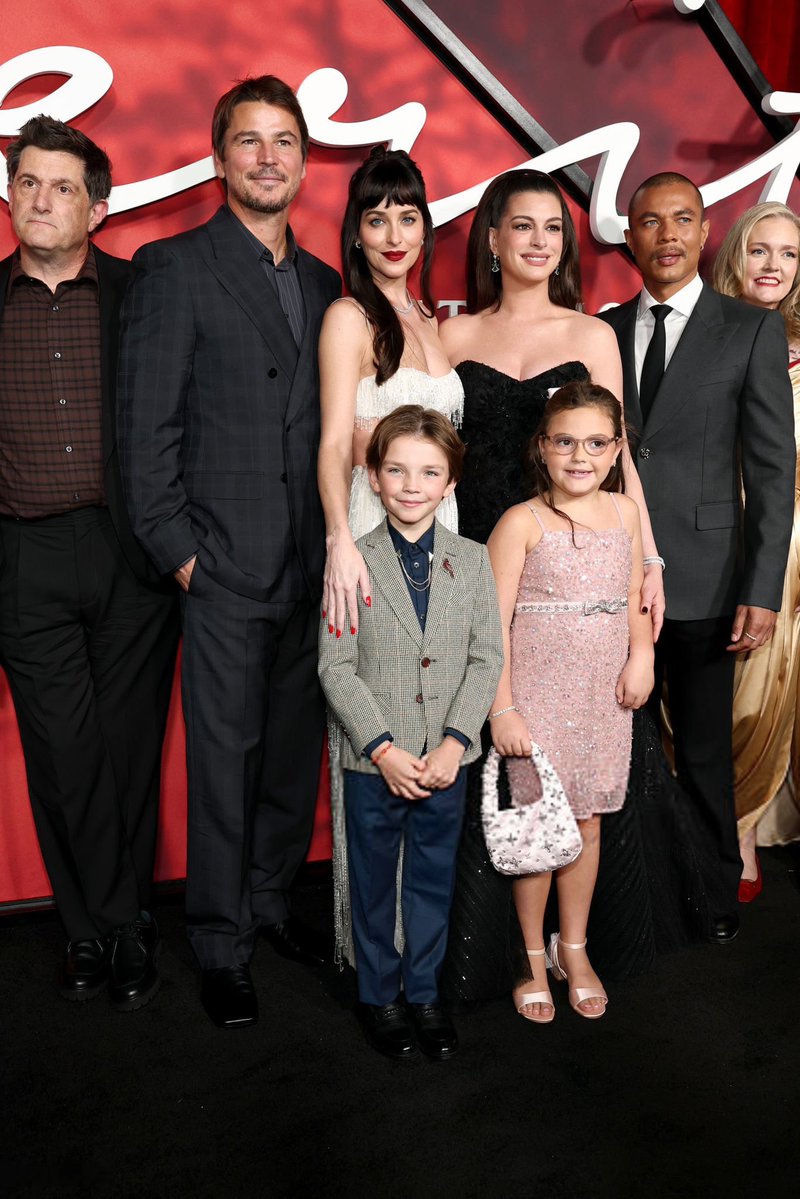 annehathawaybr's tweet photo. Anne Hathaway, Dakota Johnson, Josh Hartnett, Brady Wagner, Sienna Kulovitz, Ismael Cruz Cordova, Michael Showalter e Colleen Hoover na premiere de “Verity” em Nova York. https://t.co/hDZCOvVIcq