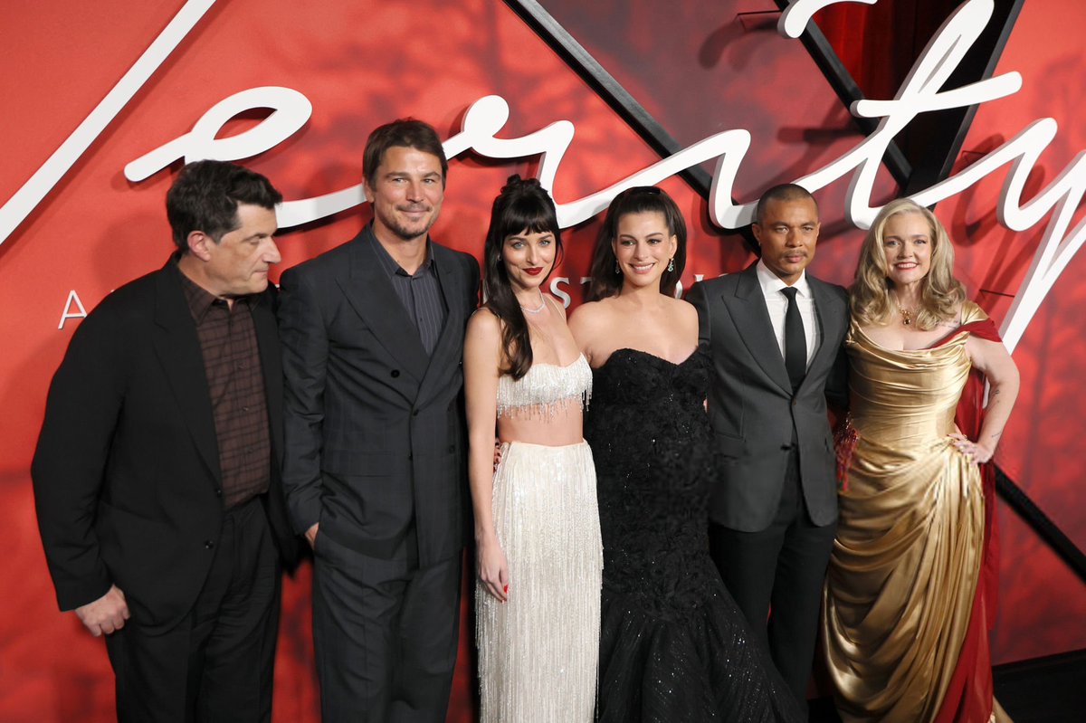 annehathawaybr's tweet photo. Anne Hathaway, Dakota Johnson, Josh Hartnett, Ismael Cruz Cordova, Michael Showalter e Colleen Hoover na premiere de Verity em Nova York. 🖤 https://t.co/vmZqF9fSRF