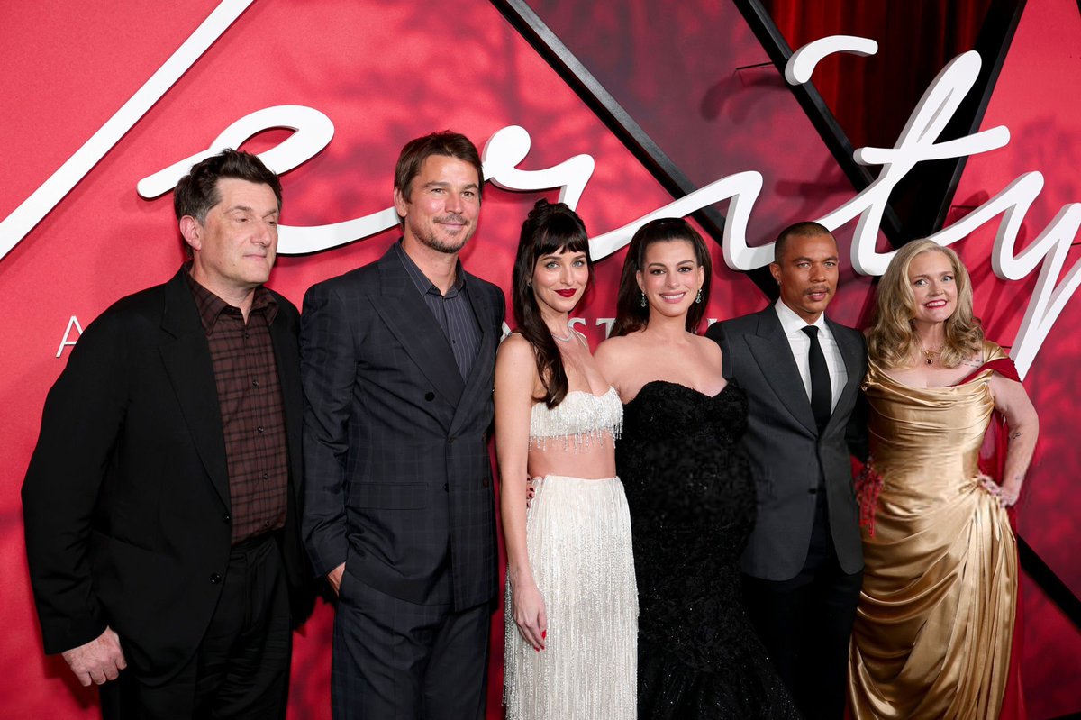 annehathawaybr's tweet photo. Anne Hathaway, Dakota Johnson, Josh Hartnett, Ismael Cruz Cordova, Michael Showalter e Colleen Hoover na premiere de Verity em Nova York. 🖤 https://t.co/vmZqF9fSRF
