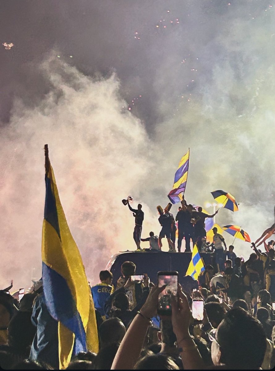 Desadeltw's tweet photo. La copa al cielo. El Ángel de Arroyito. https://t.co/WCiaOTJEAG