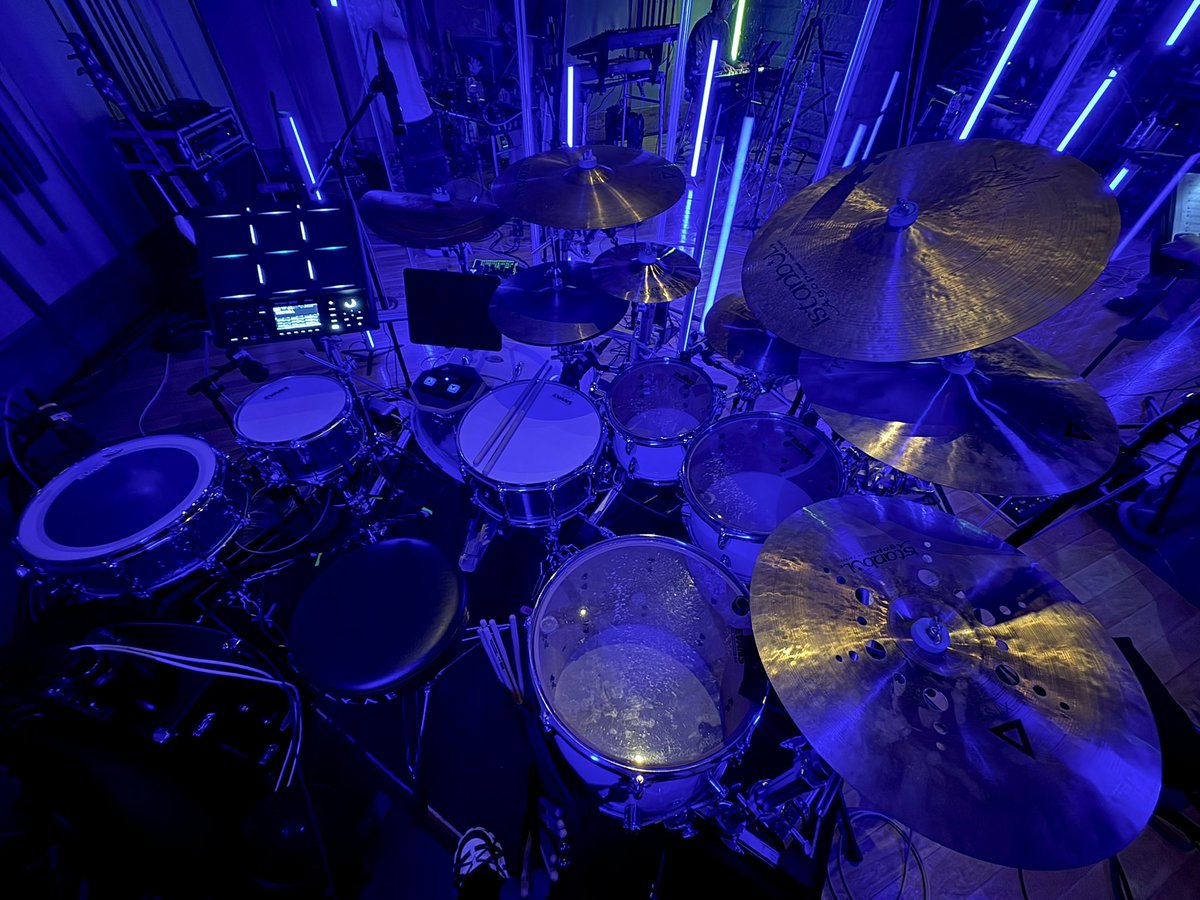 camacho_drums's tweet photo. #DUSTCELL STUDIO LIVE でした！

みんなバイブス高くて、
最高のプレイの応酬で耳が幸せでした🤤

ぴあアリーナ公演が益々楽しみ！

アーカイブ残ってるので是非！

音も映像もとても良い感じ🥳

https://t.co/0sLMslaY9p https://t.co/Ng2VimOmbD