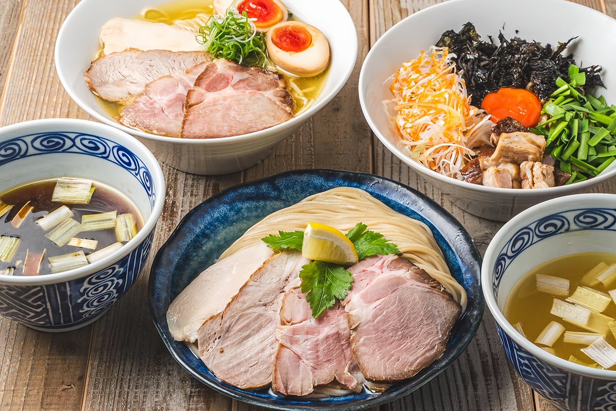 manchanramen's tweet photo. 本日水曜日も元気に営業いたします🍜

今日はたっぷり仕込みました！
スープもいつもより多めにご用意しております💪🔥

通常メニューはもちろん、
限定ラーメンもご用意して皆さまのご来店をお待ちしております😊

お昼ごはんにも、夜の一杯にもぜひ🍜
たくさんのお客様に召し上がっていただけたら嬉しいです！

本日もよろしくお願いいたします🙇‍♂️

📍Japanese Ramen マンちゃん
昼 11:00〜15:00
夜 18:00〜23:00

皆さまのご来店、心よりお待ちしております！🍜✨