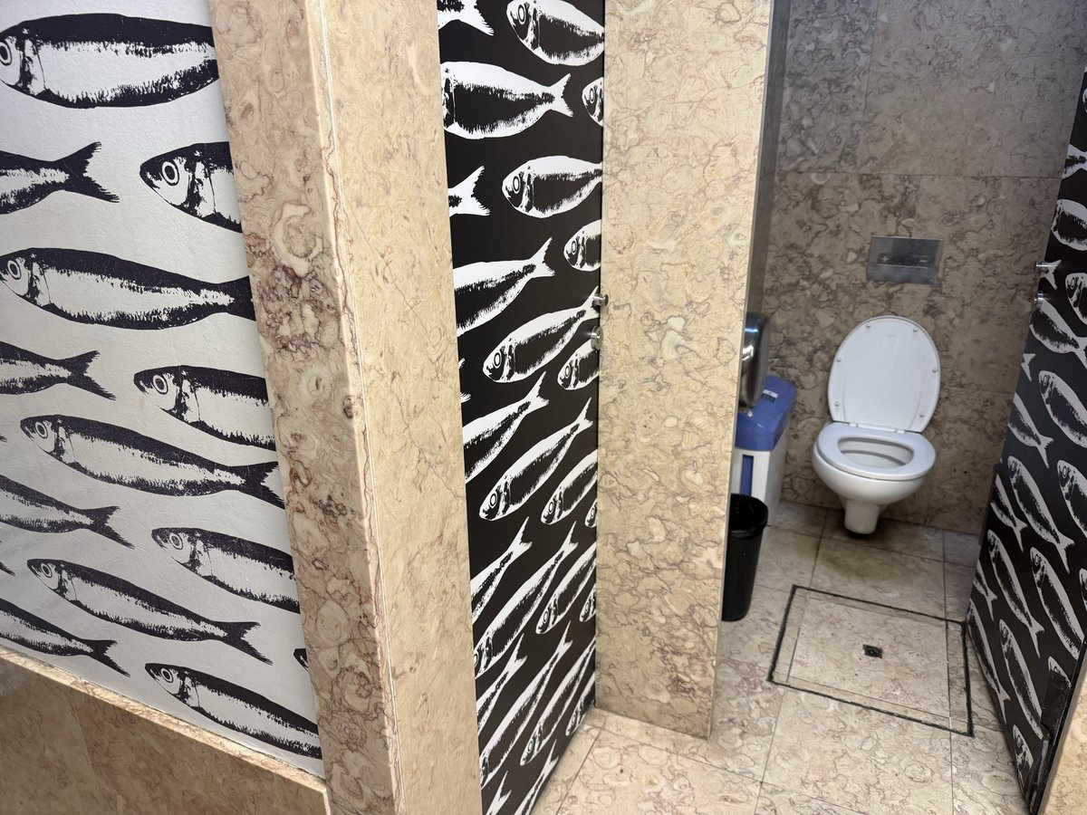 laaaarissaaaa's tweet photo. this bathroom smells kinda fishy https://t.co/hOpzQi7nt9