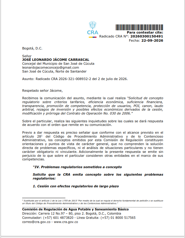 MartinSantos01's tweet photo. RADAR LEGAL| ANÁLISIS DEL CONCEPTO CRA 20260300150491 (CESIÓN Y TARIFAS DE AGUA EN CÚCUTA EIS CÚCUTA, AGUAS KPITAL CÚCUTA Y VEOLIA AGUAS DEL NORTE DE SANTANDER)

La Comisión de Regulación de Agua Potable y Saneamiento Básico (CRA) responde una consulta del
concejal de Cúcuta JOSÉ LEONARDO JÁCOME CARRASCAL sobre los efectos regulatorios de la cesión,
modificación y prórroga por veinte años del Contrato de Operación N.º 030 de 2006, que involucra a EIS Cúcuta, Aguas Kpital Cúcuta y Veolia Aguas del Norte de Santander.

1.¿Frenazo a las tarifas de agua en Cúcuta? El Concepto CRA 20260300150491 de la Comisión de Regulación de Agua Potable reevaluó la cesión contractual y prórroga a 20 años del servicio de acueducto y alcantarillado, concluyendo que se trata materialmente de una nueva relación de largo plazo.

2.Tarifas bajo la lupa regulatoria: Al recalificarse como una nueva relación que no surgió de una invitación pública, la operación queda sometida a la Resolución CRA 1032 de 2026. Esto impide aplicar la tasa de rentabilidad pactada del 13,92% y la reduce a la tasa regulatoria del 8,58%, lo que podría proyectar una reducción tarifaria al usuario de entre el 8% y el 15%.

3.Cero deudas históricas en el recibo: La CRA determinó que no es legal trasladar a la tarifa de los usuarios los pasivos o cargas del pasado. Quedan expresamente excluidos del cobro tarifario: 

3.1La deuda con la Nación (VPN de $110.528 millones). 

3.2El laudo arbitral por $19.600 millones. 

3.3El canon destinado al funcionamiento de la entidad.

4.Control al Plan de Inversiones (POI): El Plan de Obras e Inversiones, valorado en más de $833.422 millones, no entrará automáticamente a la tarifa por el solo hecho de estar pactado. Las inversiones solo se reconocerán en el recibo a medida que las obras sean ejecutadas, entren en operación efectiva y cumplan metas de eficiencia.

5.Impacto en el modelo financiero: La ventaja económica atribuida a la cesión ($299.203 millones a favor de la EIS) dependía de flujos que la CRA catalogó como no reconocibles en tarifa. Si el operador no puede cobrarlos a los usuarios, cualquier reclamo sobre el equilibrio financiero deberá resolverse entre las partes sin recargar la factura del ciudadano.

EN CONCLUSIÓN: EL PRONUNCIAMIENTO DE LA CRA ESTABLECE LÍMITES REGULATORIOS CLAROS: LAS INEFICIENCIAS HISTÓRICAS Y LOS COSTOS NO EFICIENTES NO PUEDEN SER COBRADOS EN LA TARIFA DE AGUA DE LOS CUCUTEÑOS.

https://t.co/yoYy79pLn4