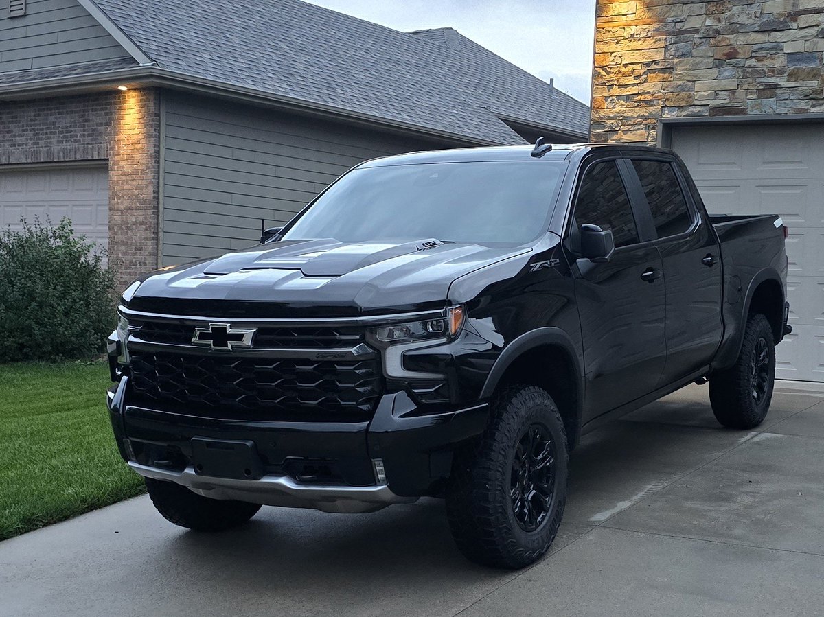 tintworksne's tweet photo. #chevrolet #silverado front doors and full windshield tinted in #ceramic #window #film #tint #FXExtreme with a true #lifetime #warranty @tintworksne @tint_works_lincoln_ne @SolarFXUSA 👍☑️💪🏁🏆☀️🔥🧯 https://t.co/jMlg9DxP0x