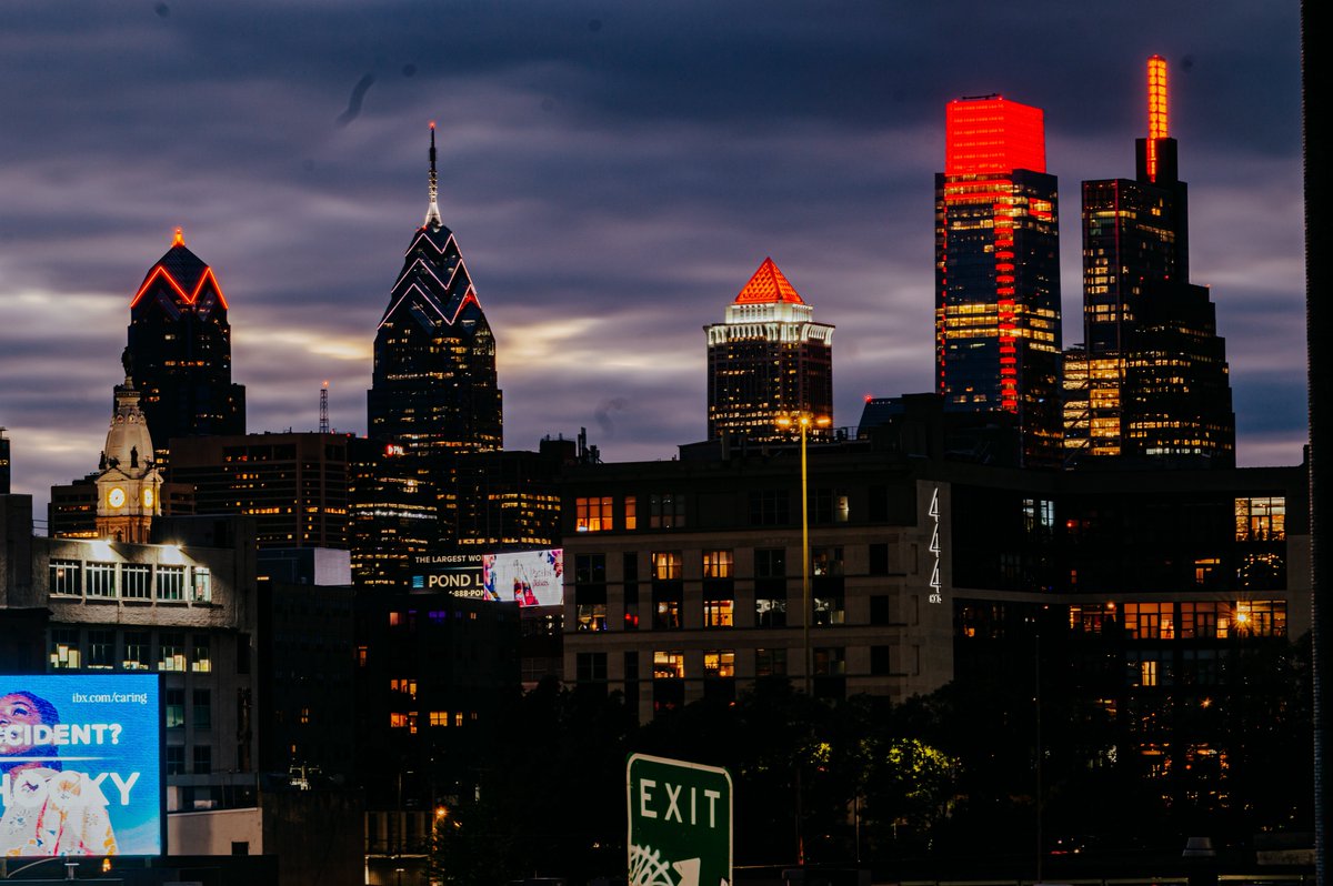 Jimmyking35's tweet photo. Philadelphia is ready to welcome the Flyers back to action 🧡🖤 https://t.co/II7KTBp7ve