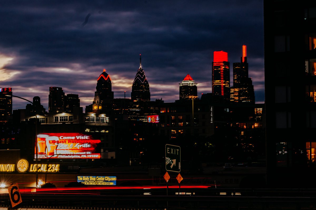 Jimmyking35's tweet photo. Philadelphia is ready to welcome the Flyers back to action 🧡🖤 https://t.co/II7KTBp7ve