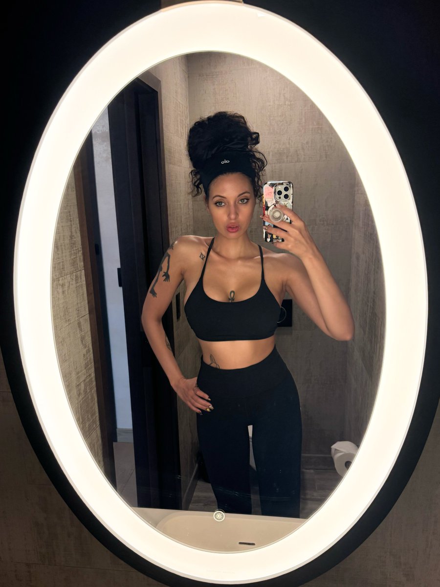 NyaWilde's tweet photo. I mostly exercise for my mental health. The a$$ is just a fortunate administrative side effect https://t.co/jkVScDmOF8