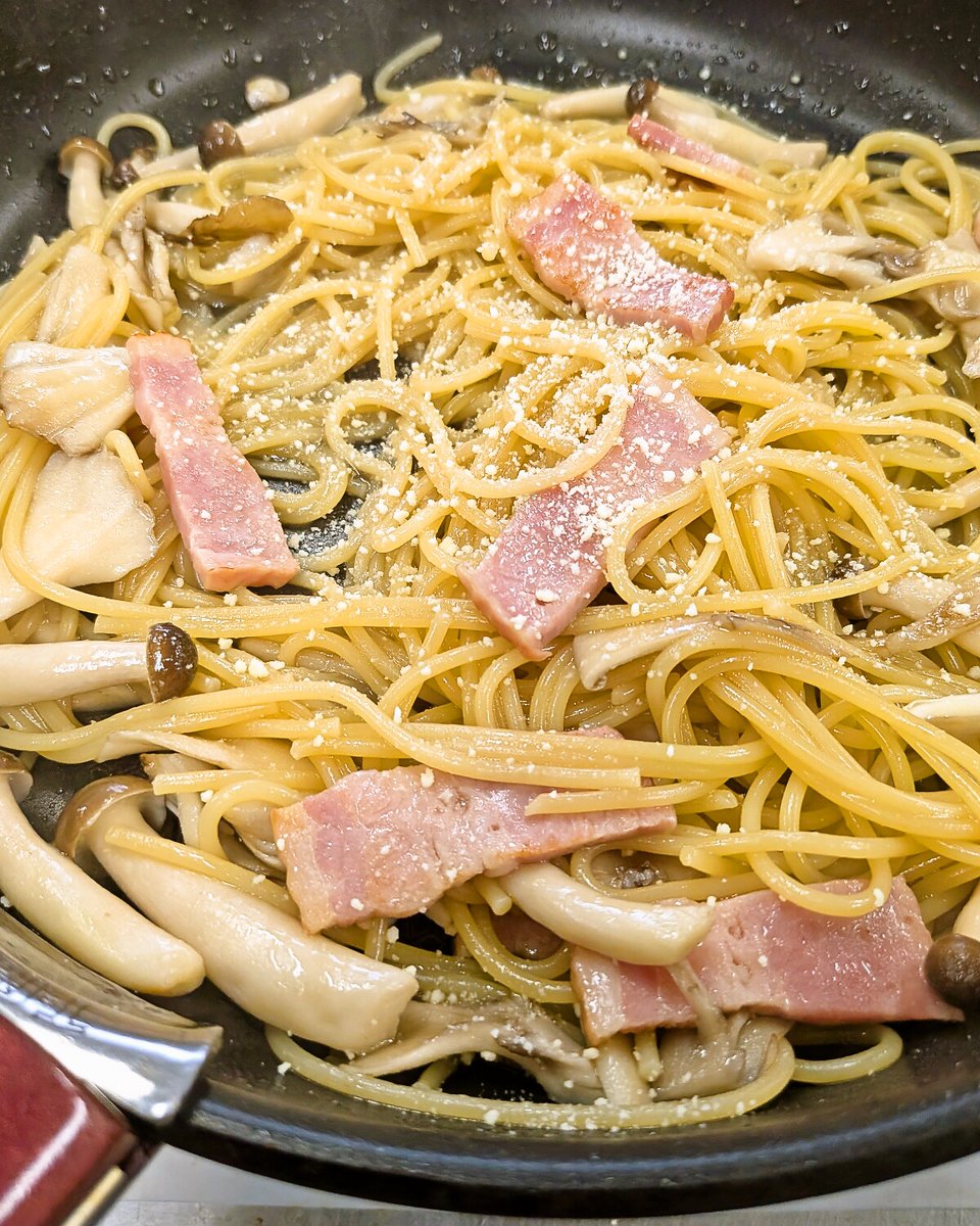 higashimaru_ss's tweet photo. 今日は #きのこの日
フライパンひとつでつくる
「きのこの牡蠣だしぽん酢パスタ」

味付けは牡蠣だしぽん酢だけ✨

きのこの旨みとぽん酢のさっぱり感があわさり、最後まで飽きのこないお店のようなおいしさです😋🍴

①フライパンにオリーブ油大さじ1を熱し、1cm幅に切ったベーコン30g・しめじ・まいたけ50gずつを炒める
②水300mlを入れて沸騰したら、半分に折ったパスタ100gを入れて規定時間ゆでる(煮汁が多ければ強火でとばす)
③牡蠣だしぽん酢大さじ２を加えて混ぜ、粉チーズをふって完成