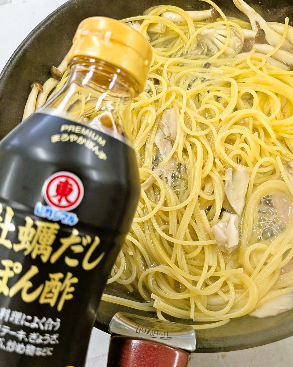 higashimaru_ss's tweet photo. 今日は #きのこの日
フライパンひとつでつくる
「きのこの牡蠣だしぽん酢パスタ」

味付けは牡蠣だしぽん酢だけ✨

きのこの旨みとぽん酢のさっぱり感があわさり、最後まで飽きのこないお店のようなおいしさです😋🍴

①フライパンにオリーブ油大さじ1を熱し、1cm幅に切ったベーコン30g・しめじ・まいたけ50gずつを炒める
②水300mlを入れて沸騰したら、半分に折ったパスタ100gを入れて規定時間ゆでる(煮汁が多ければ強火でとばす)
③牡蠣だしぽん酢大さじ２を加えて混ぜ、粉チーズをふって完成