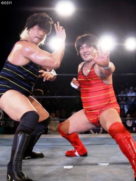 suzuki_D_minoru's tweet photo. 今日、新宿FACEが閉館する。20年あまり…お世話になった。最初に行ったのってたぶん20年前のココが出来た頃。NOSAWAが「新しく新宿に会場出来たんですよ！そこでやるから出てください」そんな感じじゃなかったかな。誰と何をやったとかは覚えてないw 長与みのる&ライオネス高山をやったのも新宿FACE。新宿カス野郎プロレスってのもあった。そういやココで15年前に東日本大震災あとにチャリティー大会やったな。メインが…鈴木みのる・里村明衣子vs高山善廣・栗原あゆみ。里村ともここからだ。ここで作った金を全額募金して、レスラー関係者みんなに声をかけて自腹で宮城県本吉町へチャリティープロレスを持って行ったな。最近だとウナギサヤカ大会で来ることも多かった。たびたびくることの多かった新宿FACE。ジツはここの支配人・小川さんは元パンクラススタッフだったりする。パンクラスを離れ、プロレスでワチャワチャしながらFACEに来た時…「スズキサン！」と声かけられ、あれ？オガワサン何してんの？「わたし今ここで支配人やってるんです〜」えええええ〜？？ってな会話したなぁ。現K-1の宮田さんがその昔「今度キックの新しいイベント作るんです。Krushっていうんです。事務所は新宿FACEオフィスに間借りしてますw」FACEに来る度に宮田さんに会えたな。さてさて、こんな新宿歌舞伎町のど真中にプロレスの会場があるなんてシアワセなことだった。閉館しちゃうのは残念だけど仕方ない。時代は動いてるってことだ。思い出は横目に…未来に向かって歩き出そう！
新宿FACEありがとう！