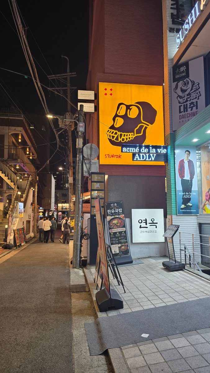 MutantApeJack's tweet photo. VIP pre-opening of the BAYC x Stonrok pop-up, @mfigge and @wonk1m on stage, and ApePay announced

When Figge took over he put IRL, experiences and lifestyle first. This is it.

Thank you @Apesofkorea for having us. Open 1 to 7PM until October 4 in Seongsu🇰🇷 https://t.co/B9UyXdLlHY