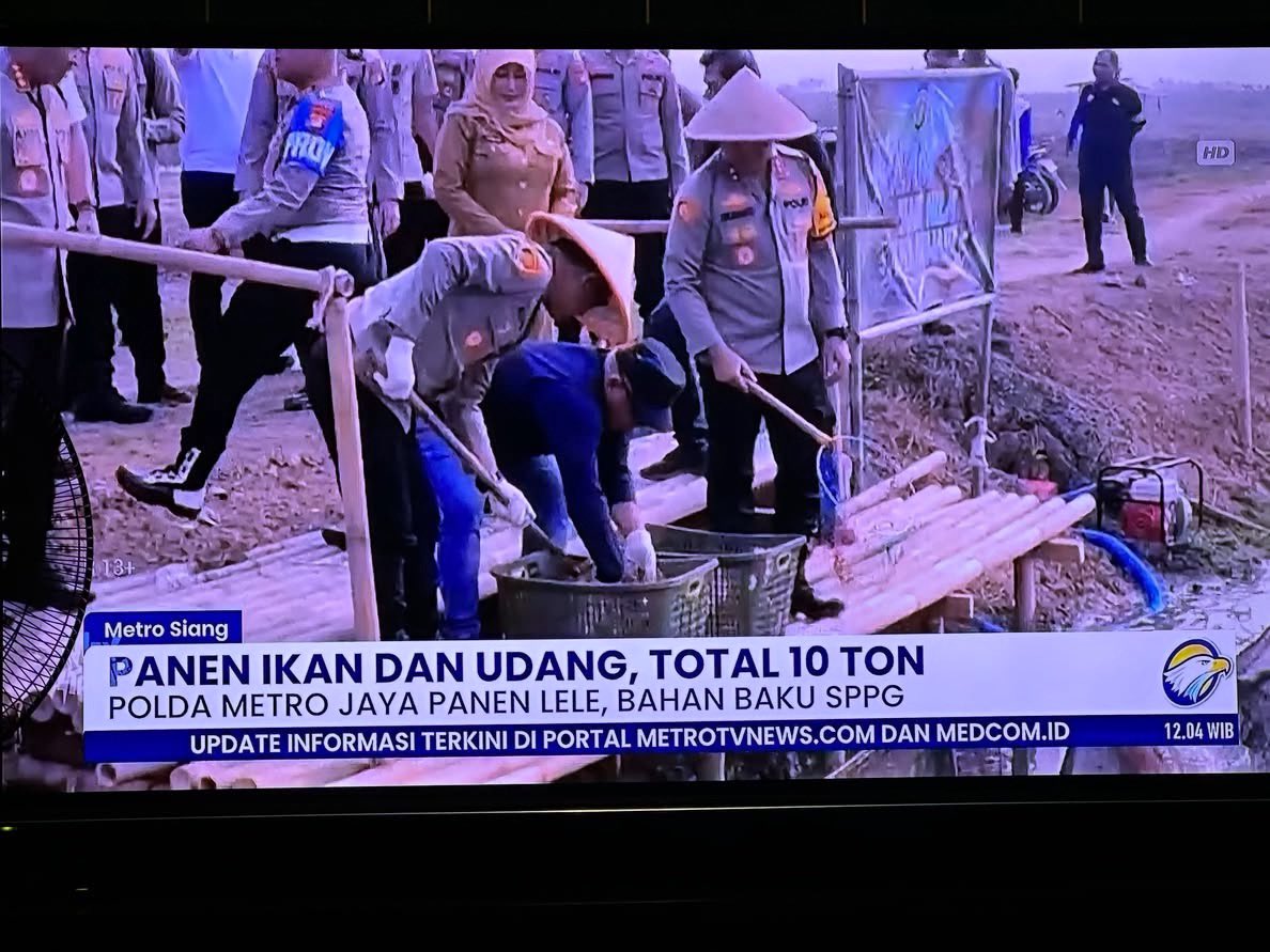 TanyarlBase's tweet photo. 💚 Knp ya tugas poli*si jd ngurusin sppg sampai panen udang? kenapa ga urusin motor yg hilang banyak ga balik tuh https://t.co/GONcH8Jpnb