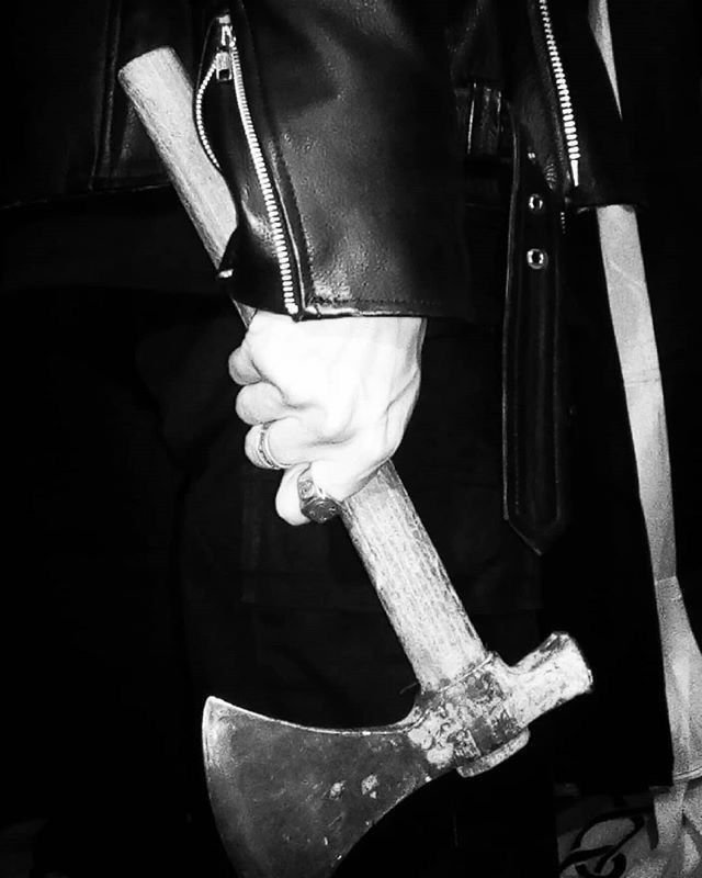 astroseverso's tweet photo. As ordens de  caçá-los e exterminá-los, um por um. Uma campanha muito bem-sucedida. Para aqueles como eu, um Mercador da Morte, isso assinalava o fim de uma era. Assim como as armas do século passado, nós também nos tornaríamos obsoletos. É uma pena... porque eu vivia para isso." https://t.co/fmxMcxaUEW
