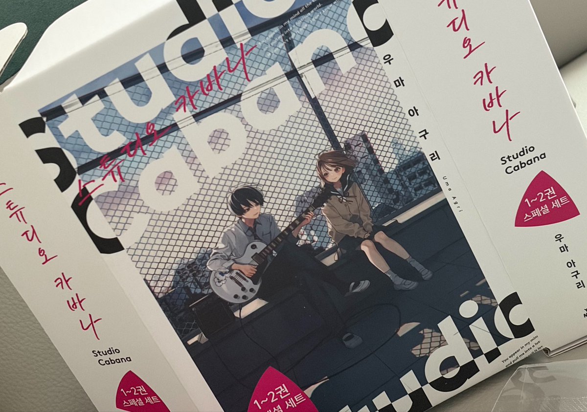 mango_b0x's tweet photo. 엄청 유명한 작품이라 이번에 정발됐을때 스페셜 세트로 구매해서 바로 읽어봤는데….이렇게 가슴이 아픈게 정상인가요…? 매번 해피해피순정만 읽었더니 적응이 안되네요….뒷 내용 궁금해서 이북으로 살까하는데 내 맴이 더 아플까봐 이북으로 못 사겠어요!!!!!!! https://t.co/QWrGxKDkzx