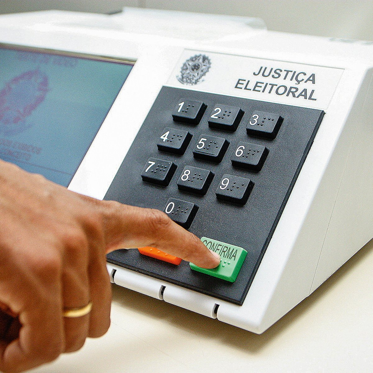 NP__Oficial's tweet photo. 🚨 OPINIÃO l Por que um eleitor não deve votar em Flávio Bolsonaro, na sua opinião? https://t.co/Qism5I00TI