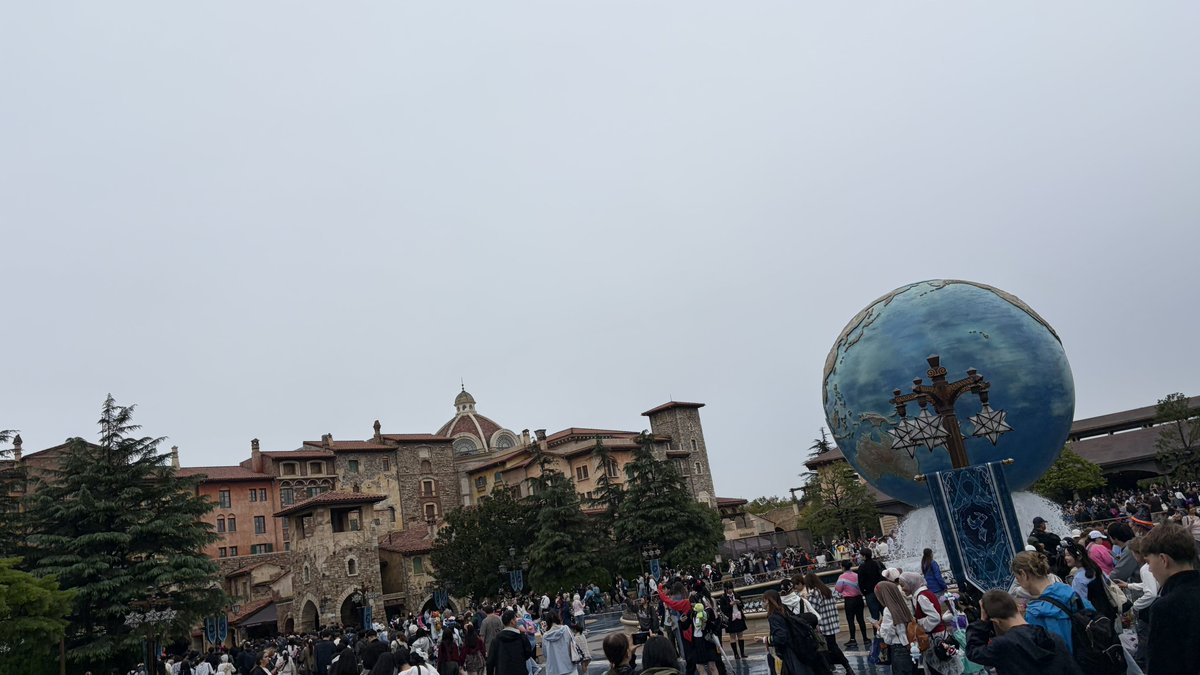 _99EEDD_'s tweet photo. 1人でシー行ったら身分証求められて電通大の学生証見せたらキャストが集まって相談したあと小声で「雰囲気を損ないますので…」って出禁になった https://t.co/WCEvnY1KFC