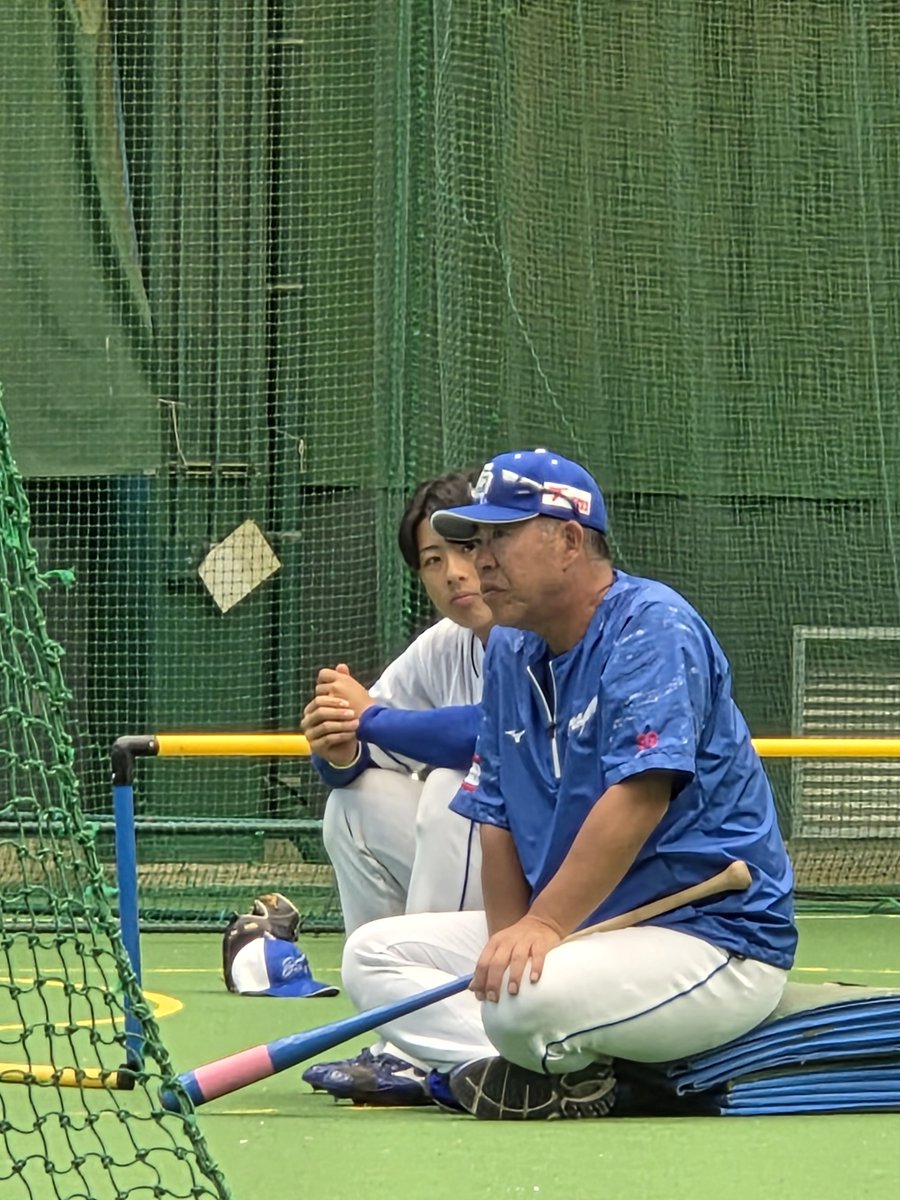 yuri216aloha's tweet photo. @selkie09 FF外から失礼します。
私も春野でのこの場面にいました、井上監督はファンも巻き込んでキャンプではよく和ませてくれていました🥰
キャンプを見に来るファンに対しても優しくて、選手からも声掛けられる監督だったので、私は読谷キャンプのときに井上監督を好きになりました😊 https://t.co/4FKrljBW2e