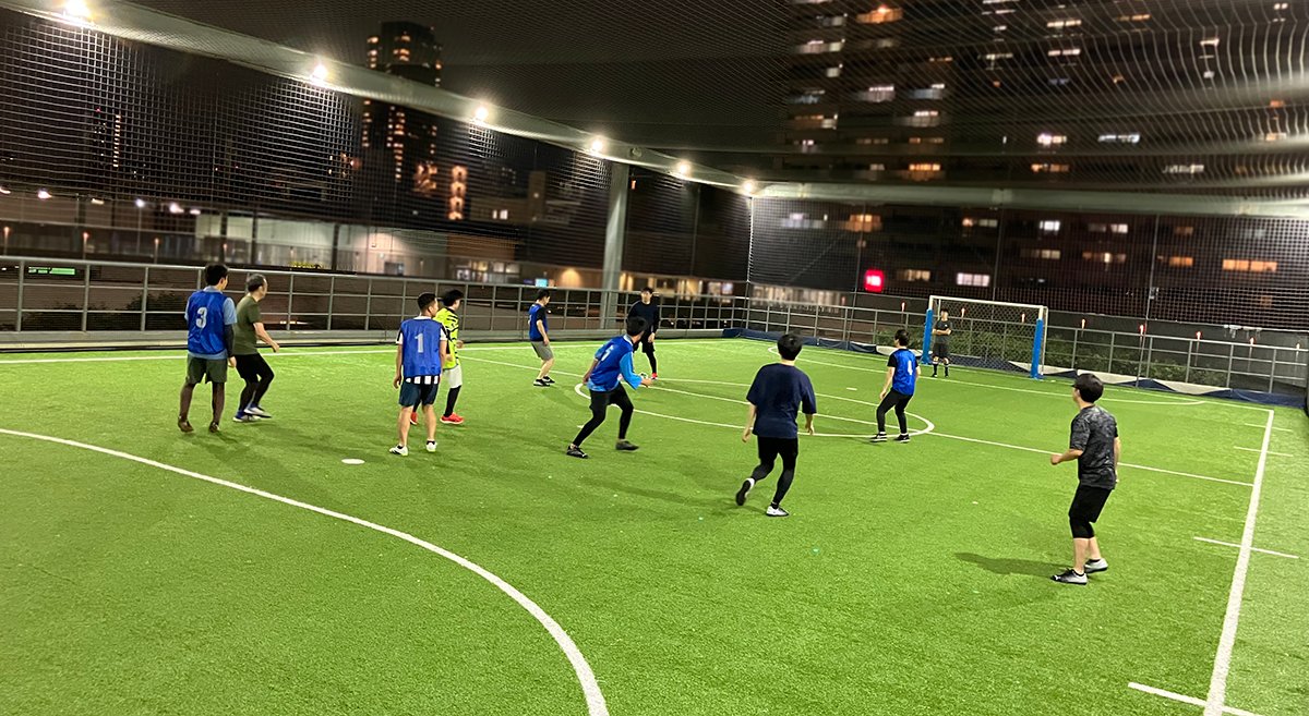 FusoPharm's tweet photo. ／
もうすぐ #スポーツの秋🍂
フットサル in 大阪⚽️
＼

#扶桑薬品工業 の各拠点では、フットサルが好きなメンバーが集まって、汗を流すことがあります⚽️
今回は、先日大阪で仕事終わりに開催されたフットサルの様子をお届け✨
しっかり体を動かして、良い気分転換になりました！ https://t.co/fg0vL1ql89