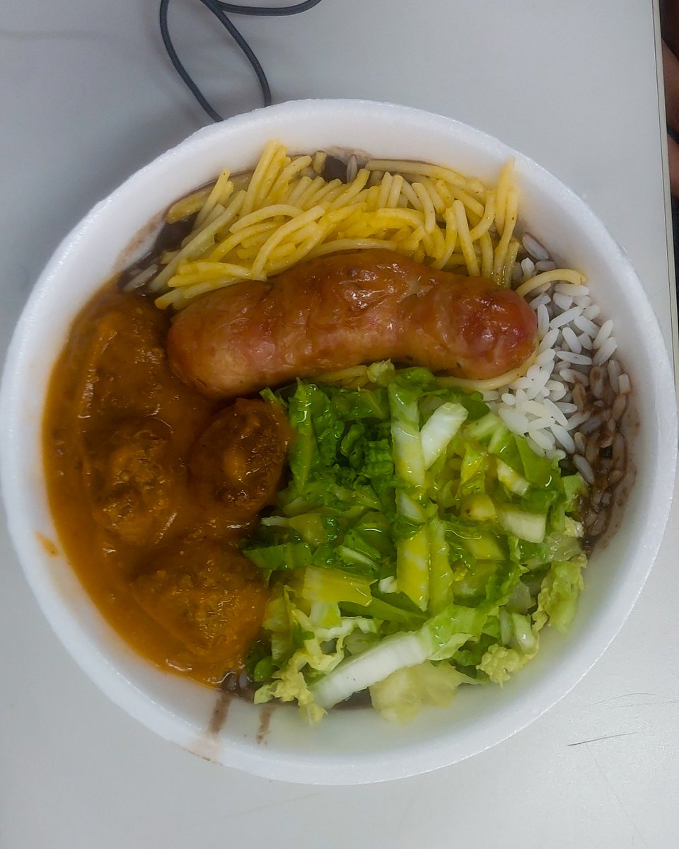 ambarismos's tweet photo. A homofobia mais engraçada que eu ja sofri foi hj no self-service quando pedi pra ela a colocar almondega e a toscana e quando ela olhou pra marmita depois de colocar, ela disse "hmmm a bolinha e a linguicinha né viadinho" https://t.co/T1dut1n4a3
