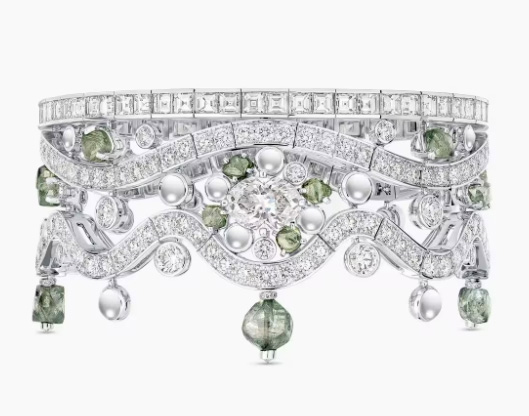 JewelConcierge's tweet photo. デビアス、ダイヤモンドに稀少なカボションカットを採用

デビアス・ロンドンは、ダイヤモンドのカットの中でも極めて珍しい「カボション」を独自にアレンジし、水滴を思わせる滑らかで丸みを帯びたダイヤモンドを開発した。
ファセットを持たないこの形状は、光が滑らかな表面から反射することで、従来のブリリアントカットとは異なる柔らかく透明感のある輝きを生み出す。
ファセットで内包物を隠すことができないため、石そのものの品質がより厳しく問われる。

同社が5年をかけて開発した技術によると、この加工に適した色・透明度・結晶構造・対称性などの条件を満たすダイヤモンドは全体の0.5%にも満たないという。
新しいカットは、ハイジュエリーコレクション「Vibrations」で発表される。

カボションはファセットを持たない伝統的な宝石カット技法で、通常はサファイアやルビー、エメラルドなど有色石に用いられることが多い。
一般的なカボションは、丸く研磨された頂部と平らな底面を持つ楕円形が典型的だが、デビアスのバージョンはファセットを持たないという基本構造を保ちつつ、意図的に水滴のような丸みを帯びたフォルムに仕上げている点が特徴である。
ダイヤモンドは非常に硬い素材であるため、カボションカットが施されることは稀で、米国宝石学会(GIA)もこれまでに天然ダイヤモンドのカボション(約6.29カラットと6.07カラットの2石を含む)を確認しているが、カラーストンに比べて極めて珍しい試みだとしている。

ファセットがないことで内部の特徴がより露わになるため、卓越した品質と純度、適切な結晶構造や対称性が不可欠になるという。
完成した石は、多数の角度をつけたファセットが生む鋭いきらめきとは対照的に、深みのある柔らかな輝きを放つとされる。

このカボションは、ボツワナのオカバンゴ・デルタに着想を得た「Undulation」に採用されており、川辺に浮かぶ水滴のような丸みを表現することを意図している。

IDEX:　https://t.co/YtZm22v5yM
