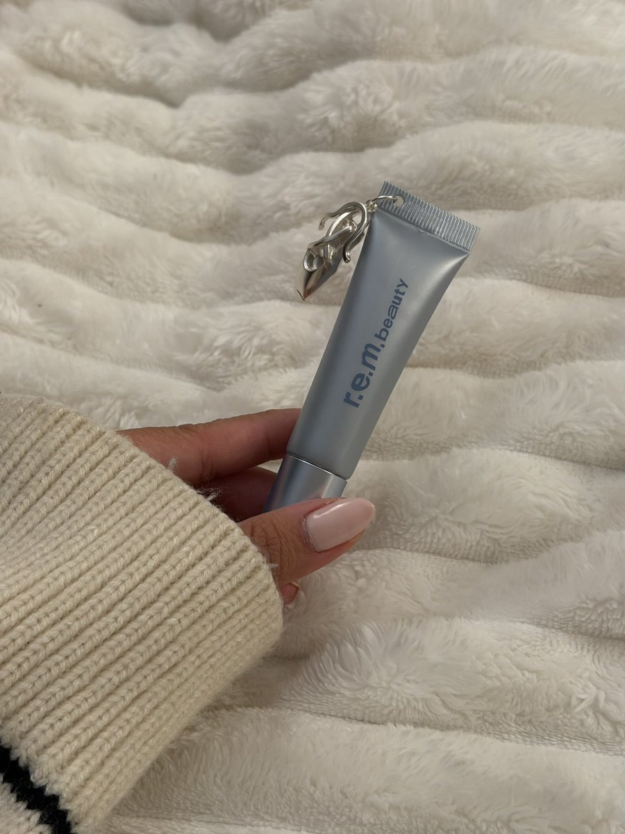bellasp0v's tweet photo. hey so I’m obsessed 🩰🐇🫧 @rembeauty https://t.co/5HO8wRoHld