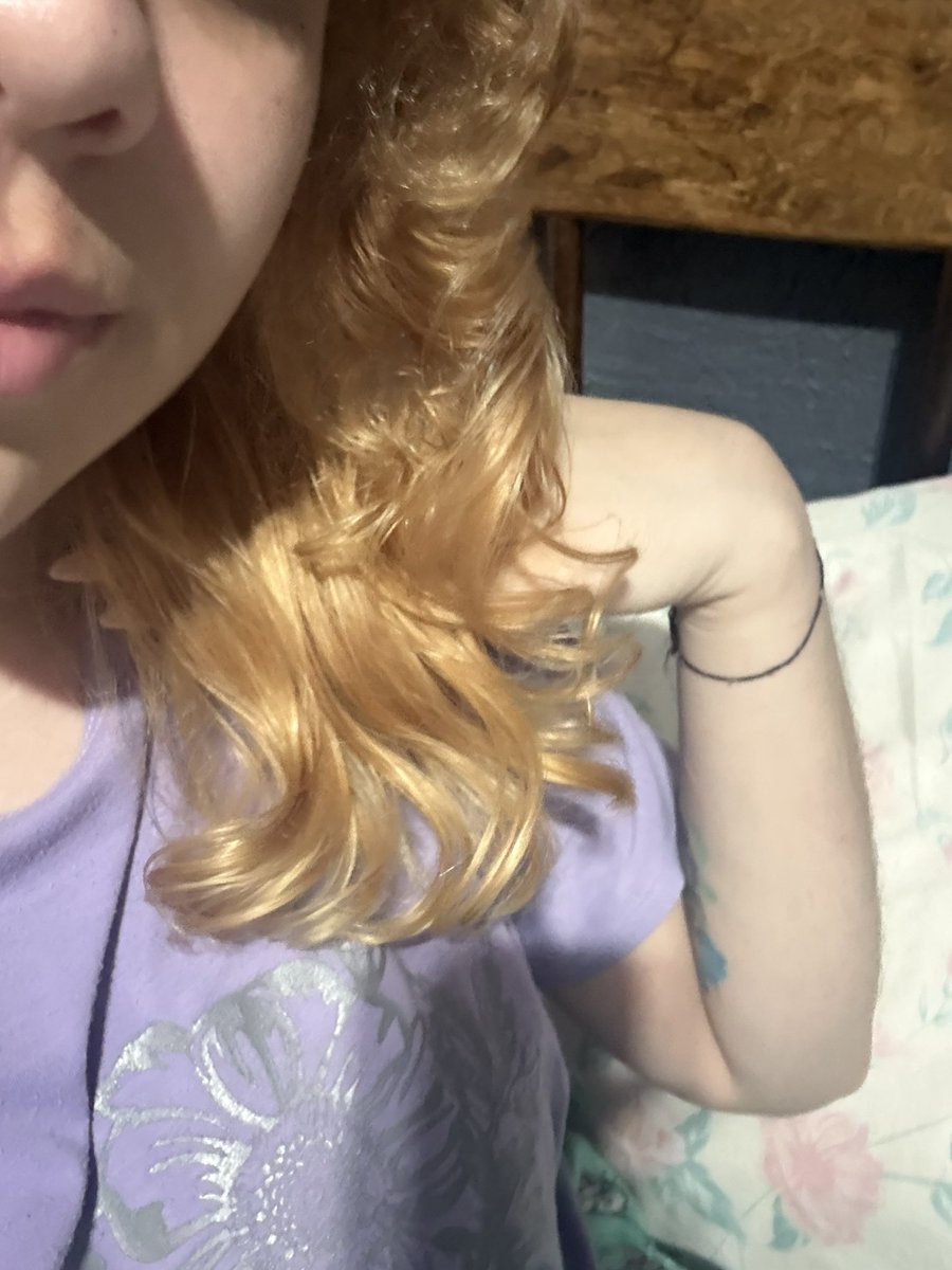 Marielzoca's tweet photo. mas e esse hair https://t.co/qBMLsP7UhR