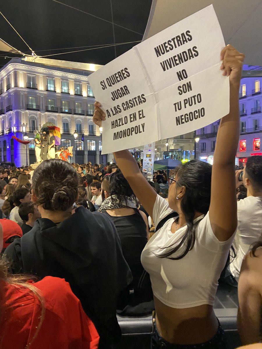 olgarodriguezfr's tweet photo. La acampada en Sol crece y llega casi a la calle Arenal. Mucha gente joven durmiendo hoy

“Si quieres jugar a las casitas hazlo en el Monopoly” 

“Robar es delito solo para pobres” 

“Vivienda universal gratuita de calidad” 

“Se busca habitación; presupuesto: un riñón” https://t.co/mTclNHWFJJ