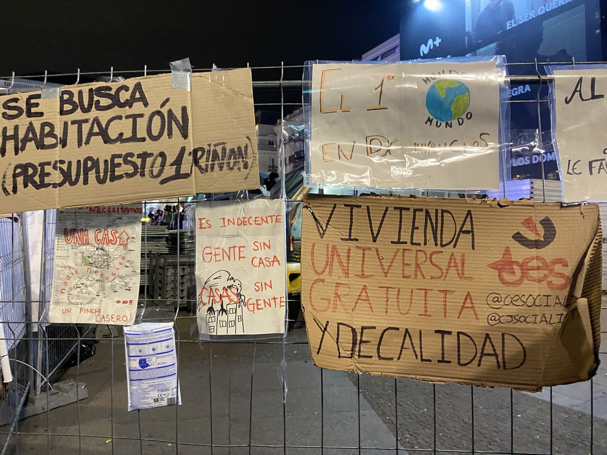 olgarodriguezfr's tweet photo. La acampada en Sol crece y llega casi a la calle Arenal. Mucha gente joven durmiendo hoy

“Si quieres jugar a las casitas hazlo en el Monopoly” 

“Robar es delito solo para pobres” 

“Vivienda universal gratuita de calidad” 

“Se busca habitación; presupuesto: un riñón” https://t.co/mTclNHWFJJ