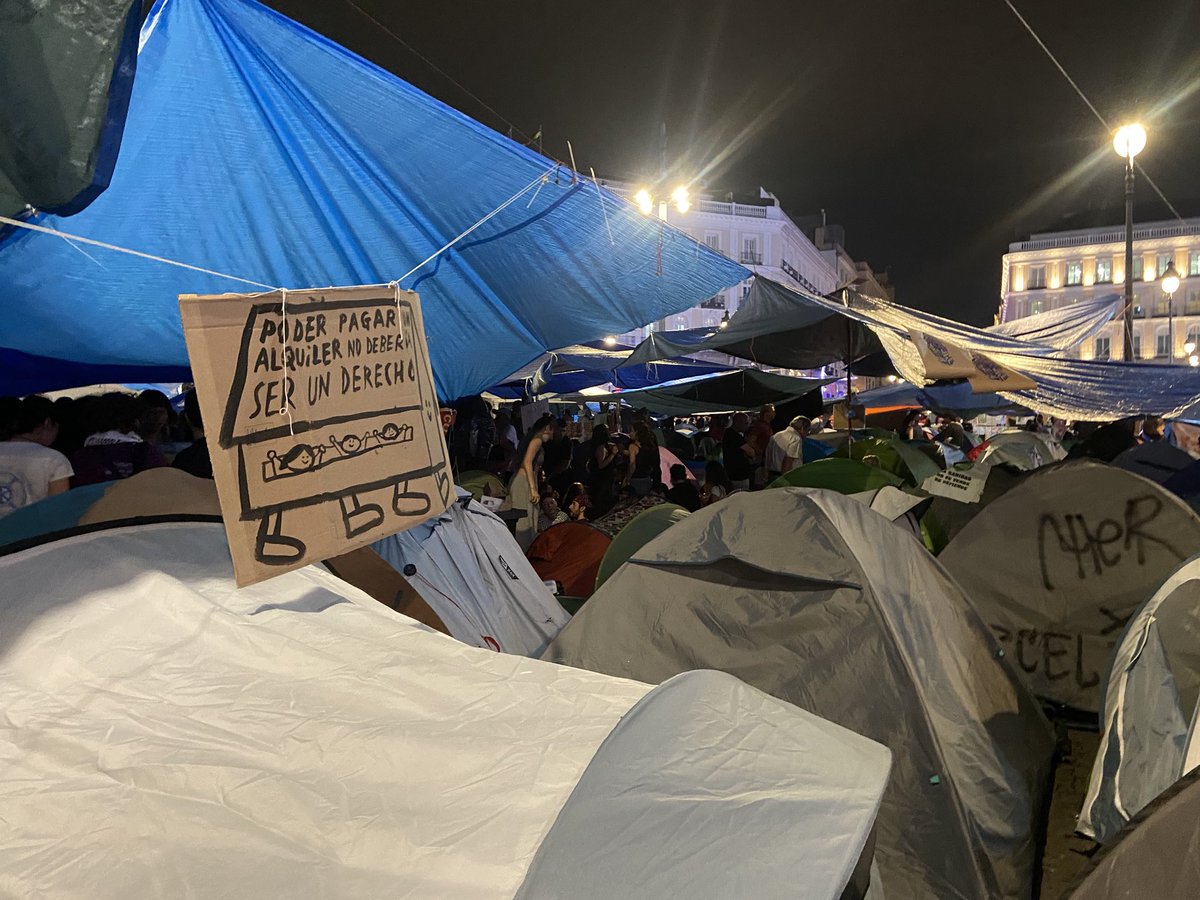 olgarodriguezfr's tweet photo. La acampada en Sol crece y llega casi a la calle Arenal. Mucha gente joven durmiendo hoy

“Si quieres jugar a las casitas hazlo en el Monopoly” 

“Robar es delito solo para pobres” 

“Vivienda universal gratuita de calidad” 

“Se busca habitación; presupuesto: un riñón” https://t.co/mTclNHWFJJ